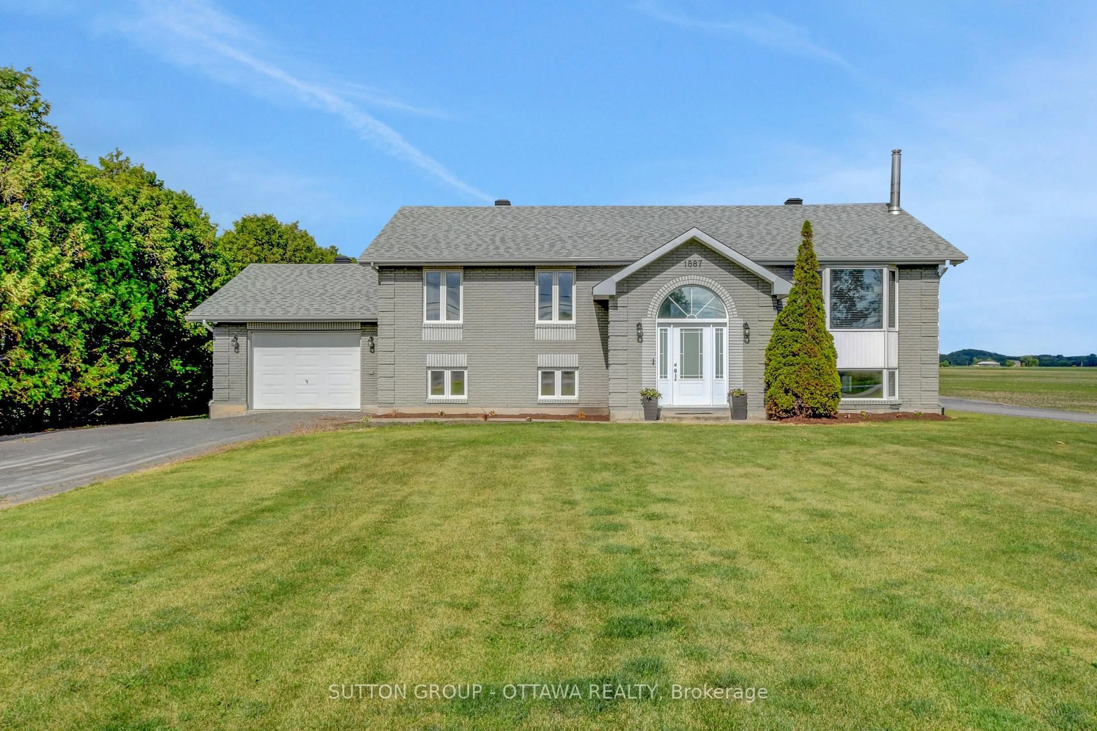 A pic from outside/outdoor area/front of a property/back of a property/a pic from drone, street for 1887 Champlain St, Clarence-Rockland Ontario K0A 1N0