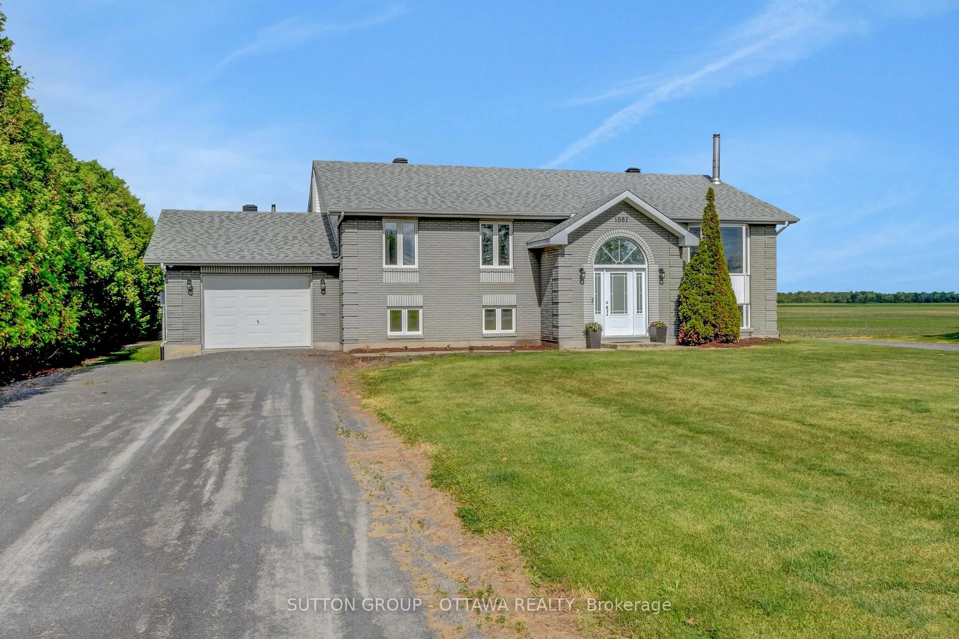 A pic from outside/outdoor area/front of a property/back of a property/a pic from drone, street for 1887 Champlain St, Clarence-Rockland Ontario K0A 1N0