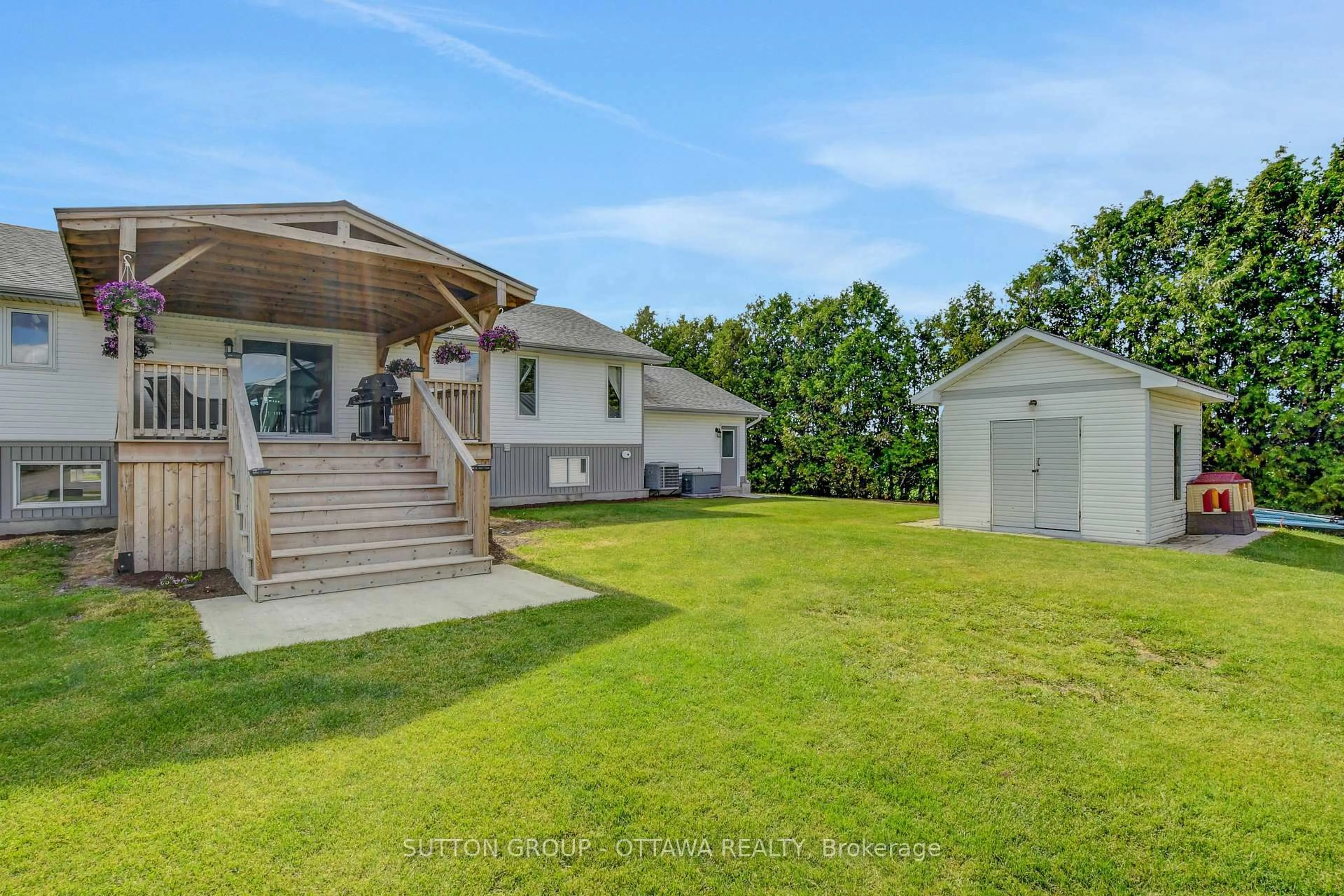 A pic from outside/outdoor area/front of a property/back of a property/a pic from drone, unknown for 1887 Champlain St, Clarence-Rockland Ontario K0A 1N0