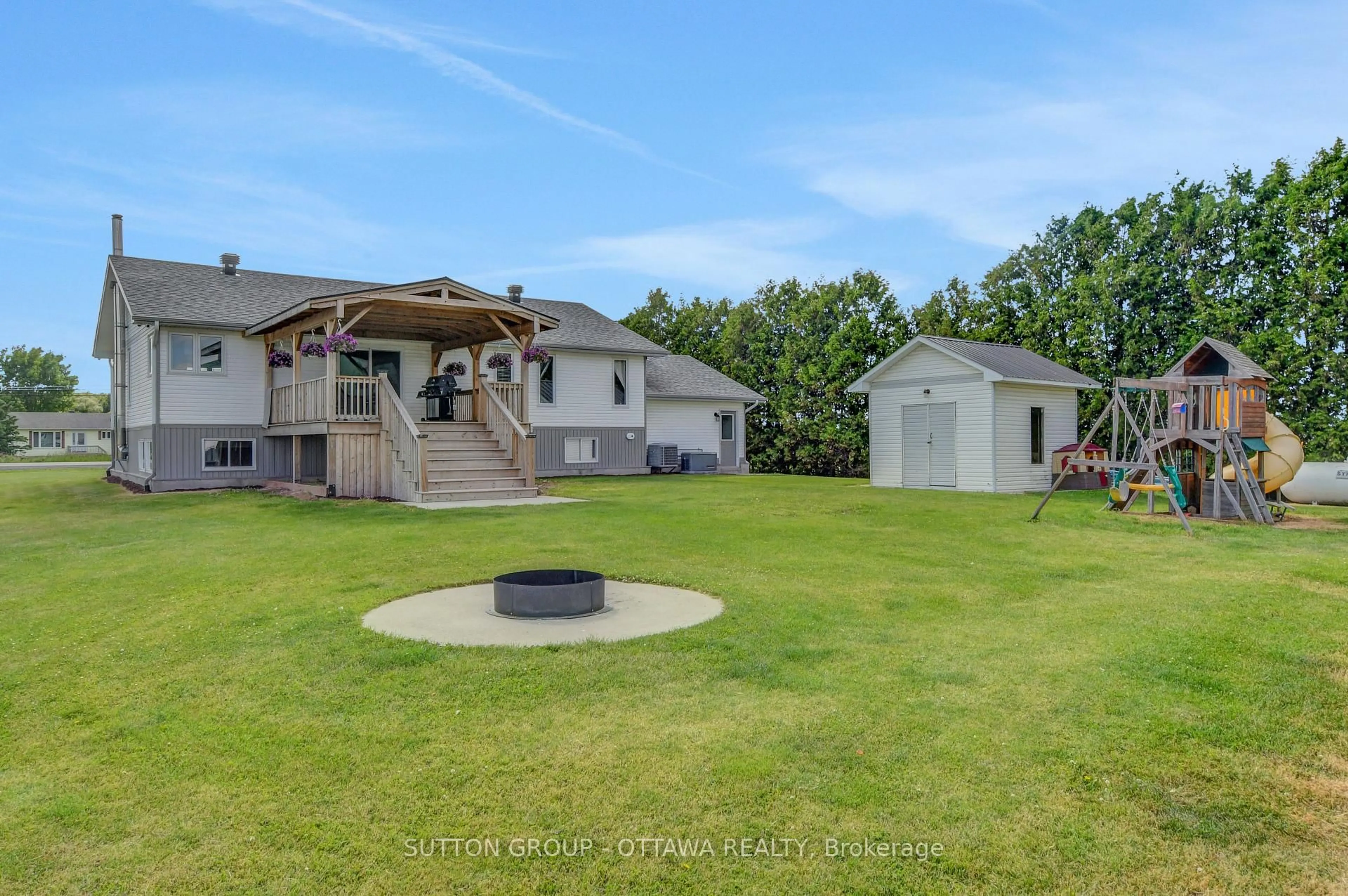 A pic from outside/outdoor area/front of a property/back of a property/a pic from drone, water/lake/river/ocean view for 1887 Champlain St, Clarence-Rockland Ontario K0A 1N0