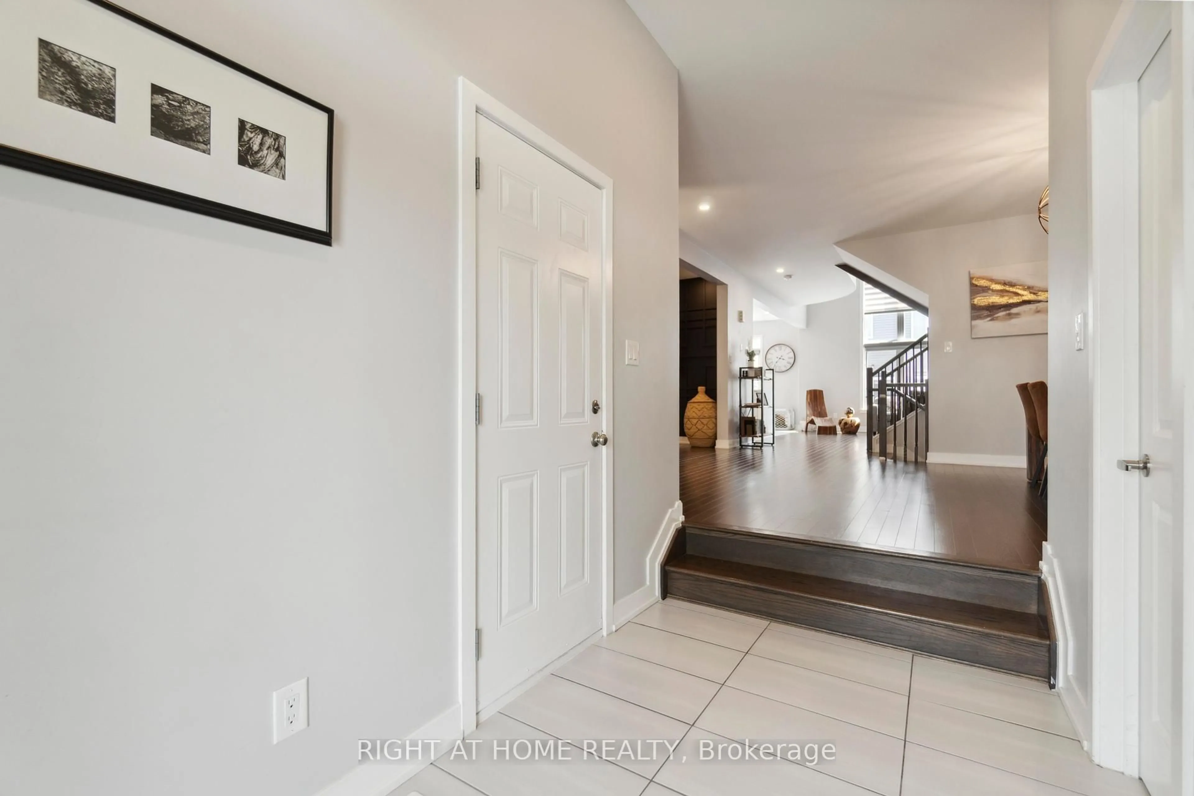 Indoor entryway for 259 Joshua St, Ottawa Ontario K0A 2Y0