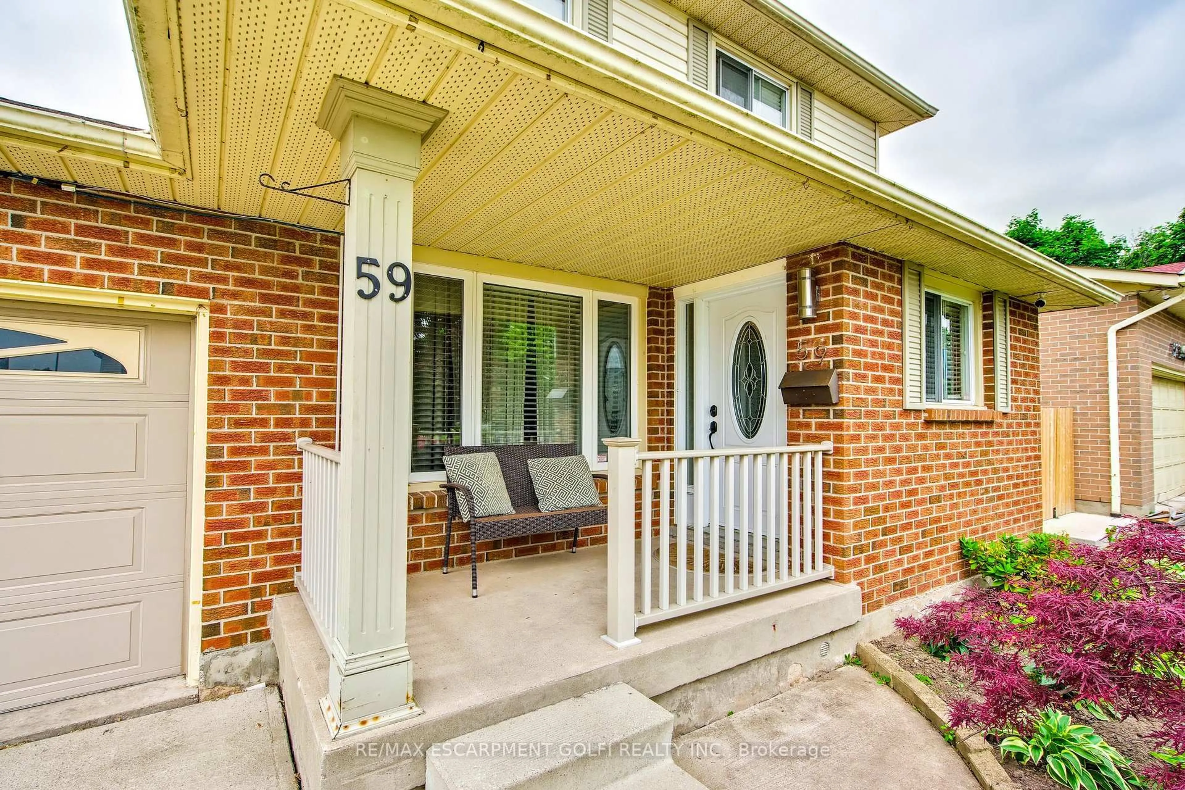 Home with brick exterior material, street for 59 Commerford St, Thorold Ontario L2V 4X3