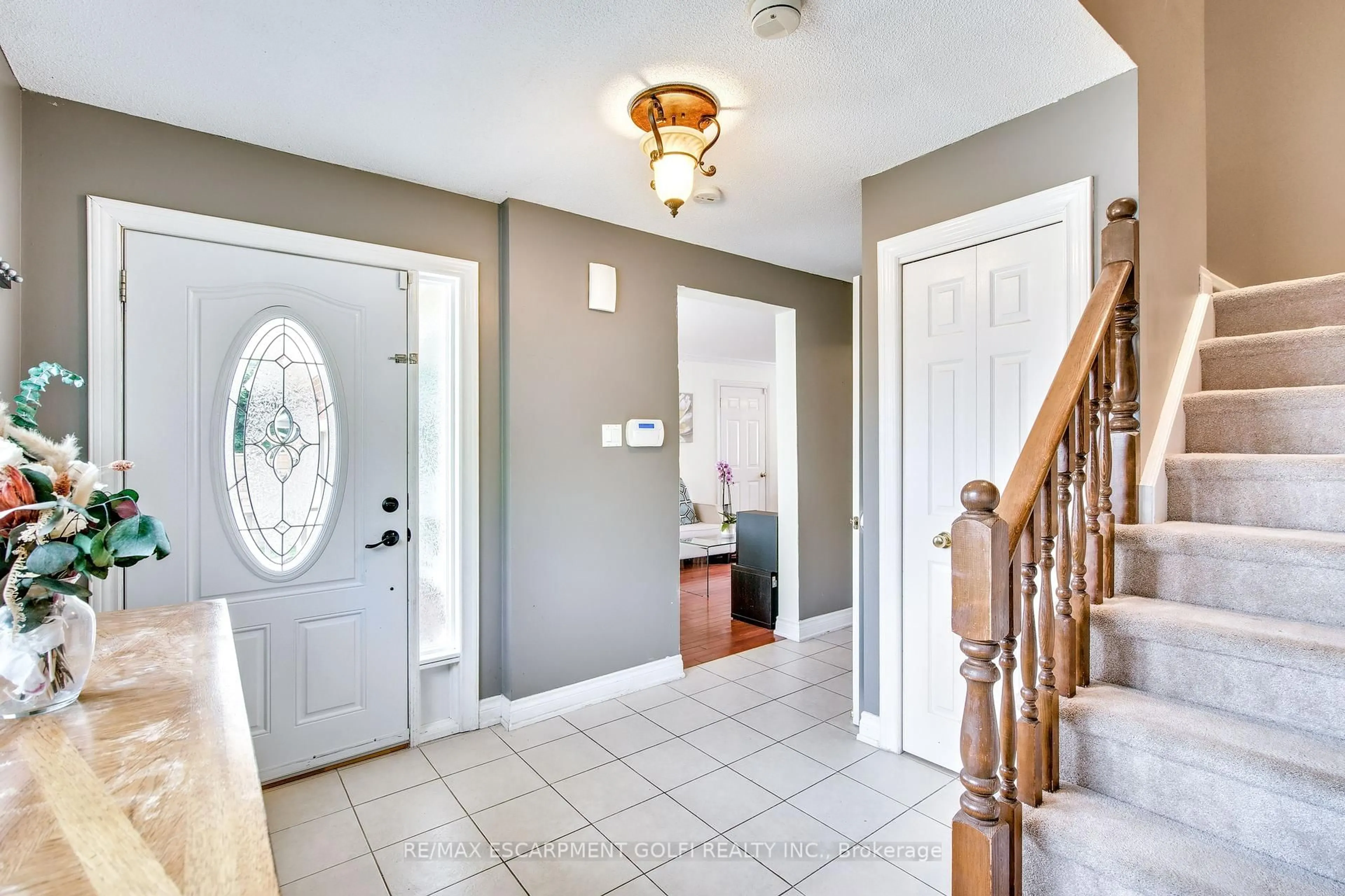 Indoor entryway for 59 Commerford St, Thorold Ontario L2V 4X3
