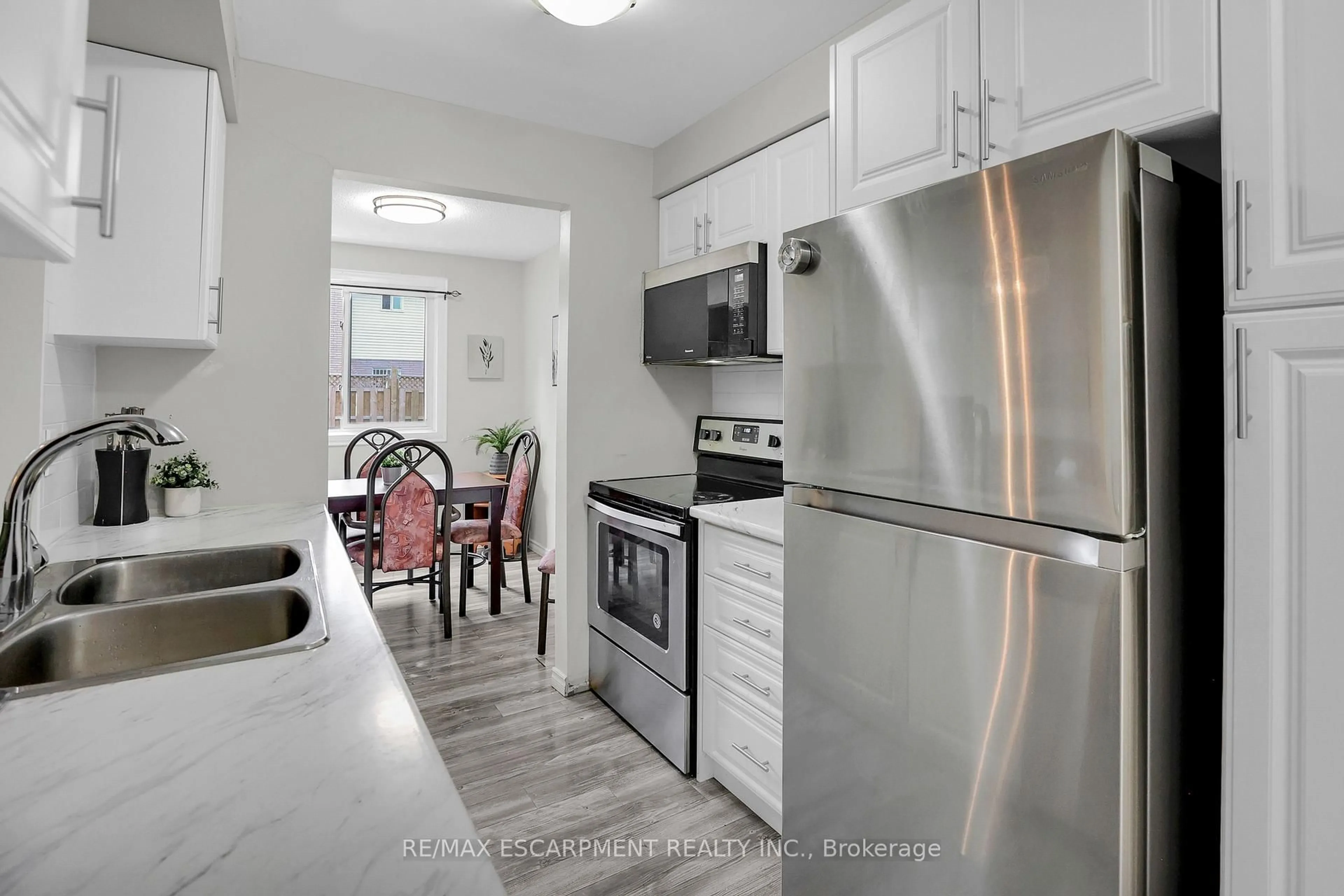 Standard kitchen, ceramic/tile floor for 262 Kenora Ave #40, Hamilton Ontario L8E 3Y3