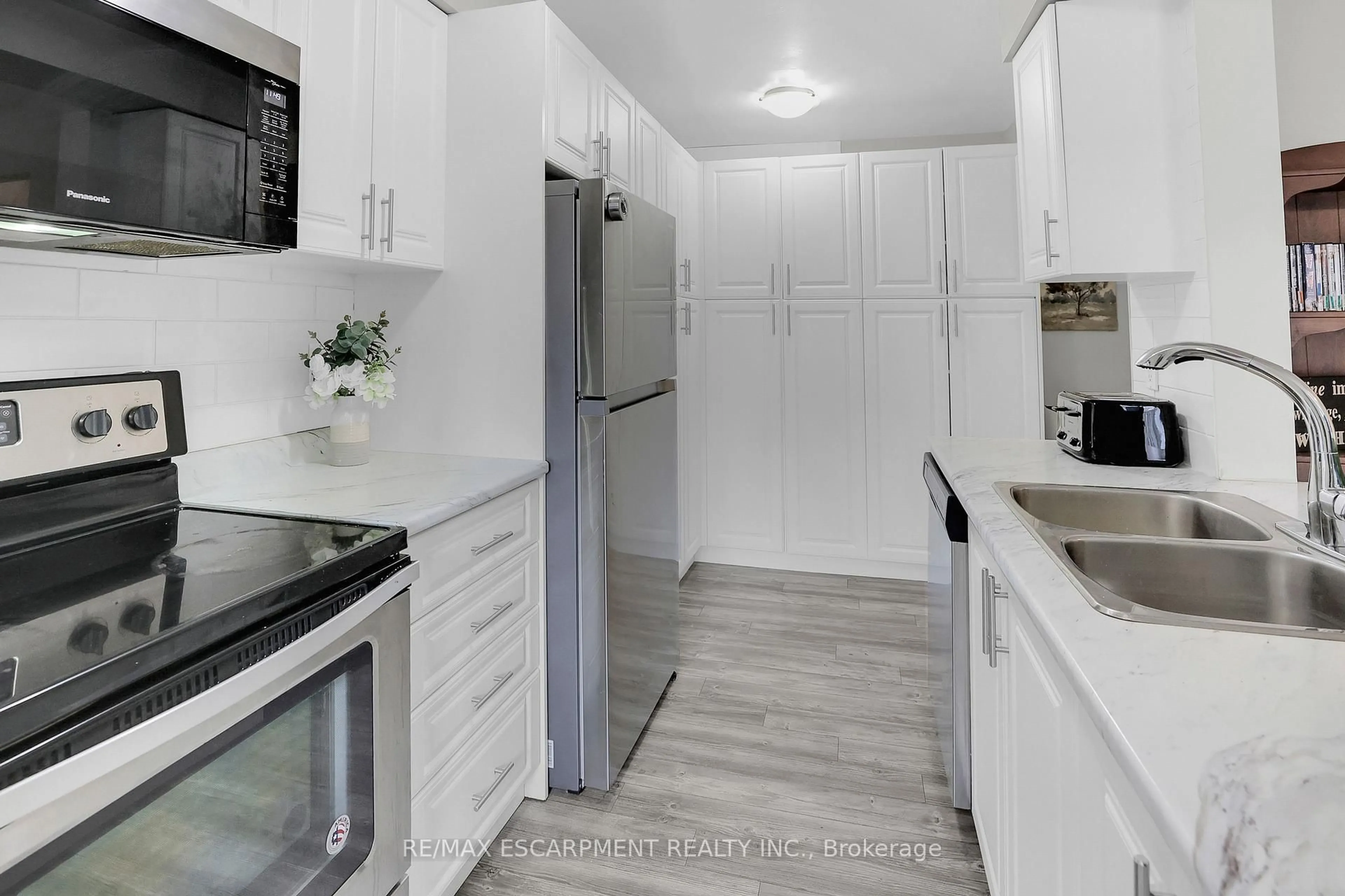 Standard kitchen, unknown for 262 Kenora Ave #40, Hamilton Ontario L8E 3Y3