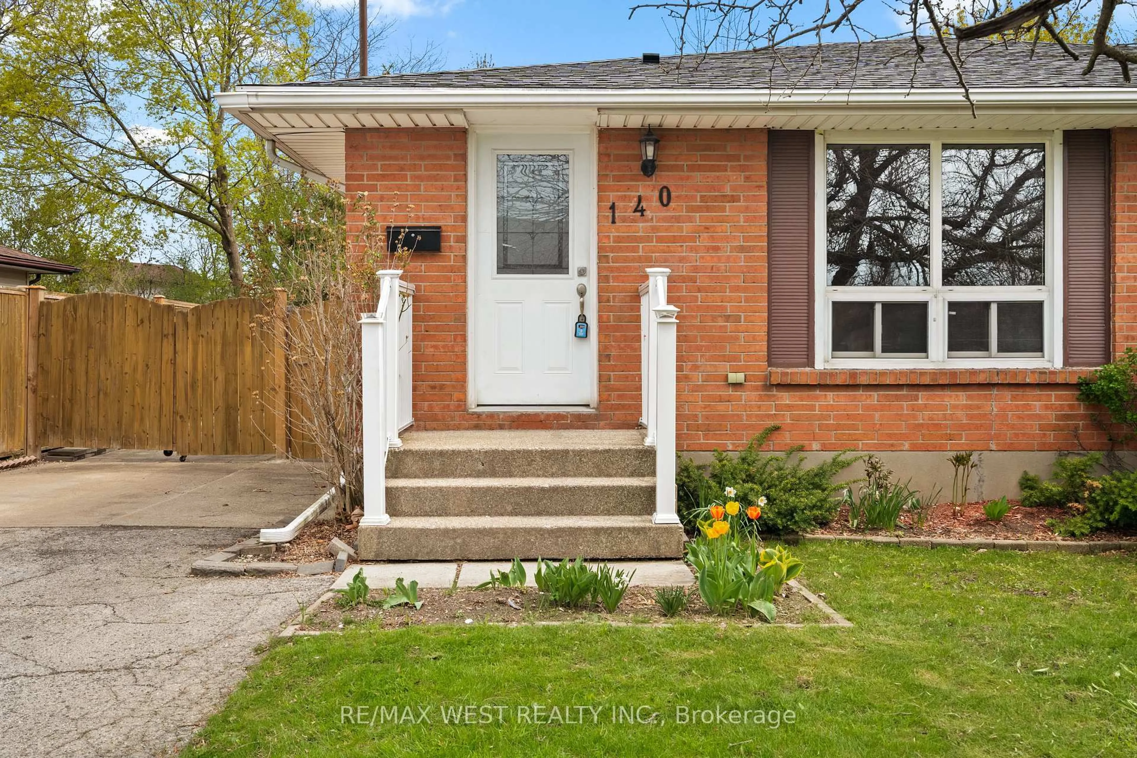 Home with brick exterior material, street for 140 Dorchester Blvd, St. Catharines Ontario L2M 6C1