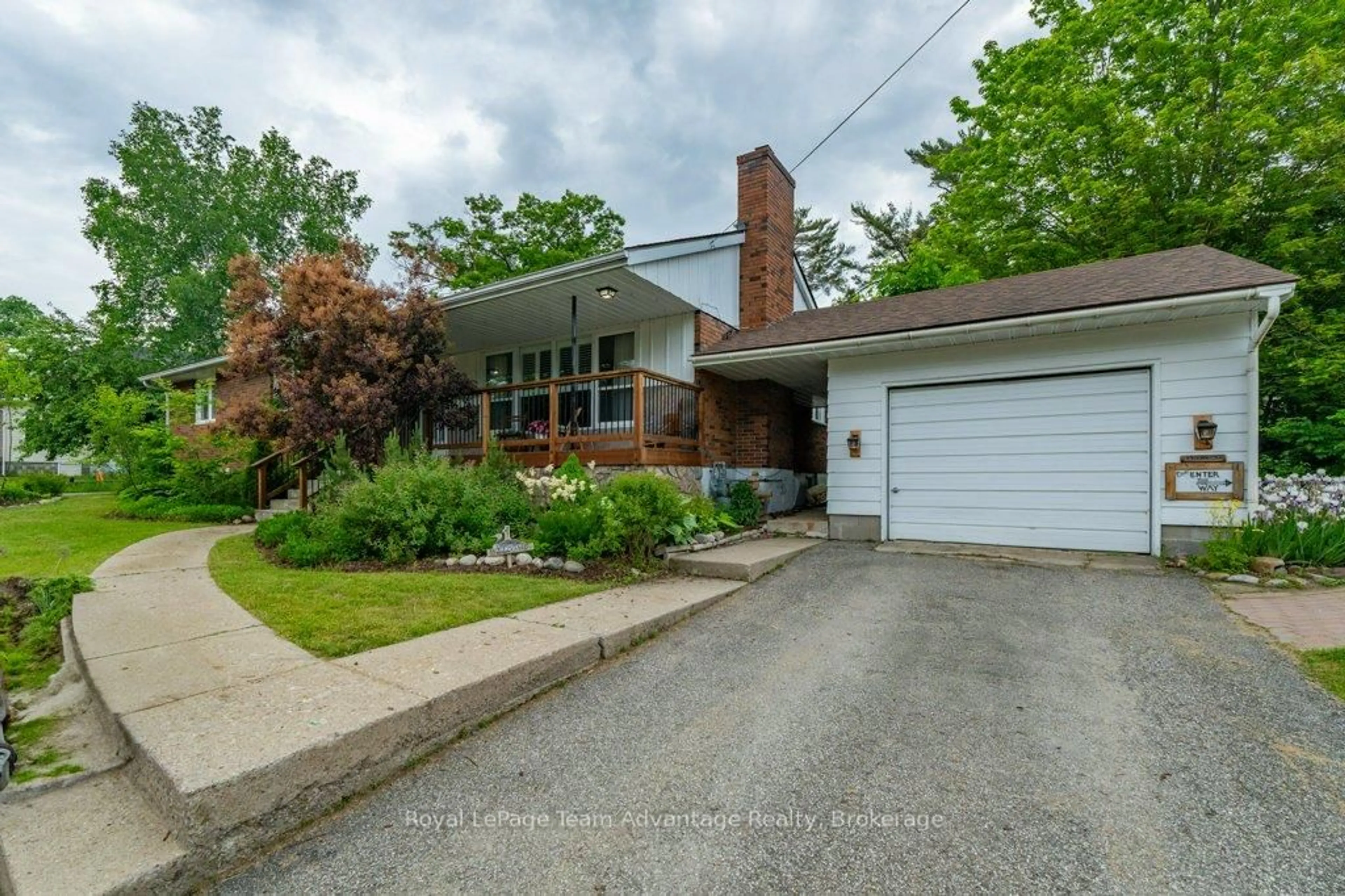 A pic from outside/outdoor area/front of a property/back of a property/a pic from drone, street for 1 Victoria Ave, Parry Sound Ontario P2A 2B9