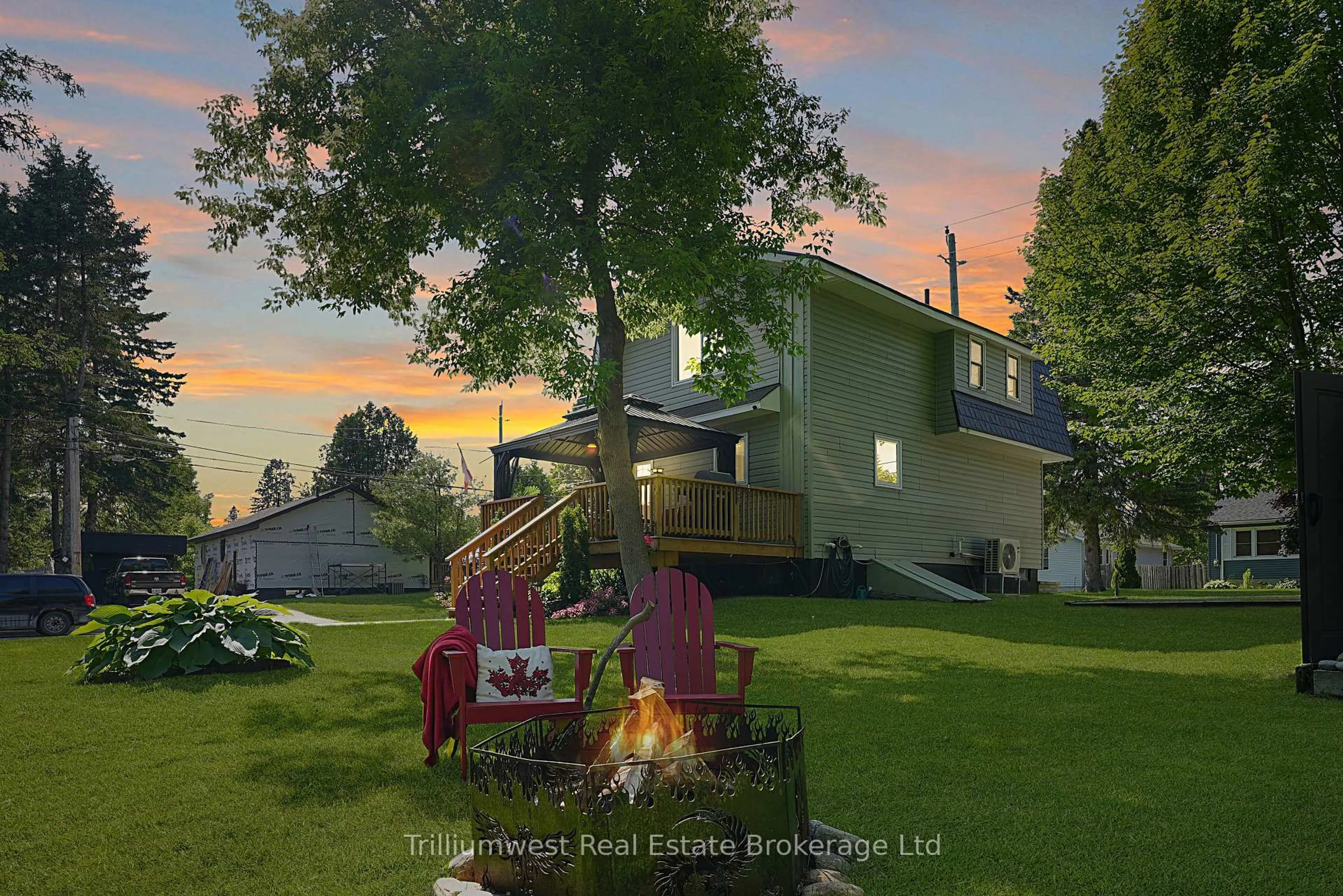A pic from outside/outdoor area/front of a property/back of a property/a pic from drone, unknown for 112 Alice St, Bracebridge Ontario P1L 1J5