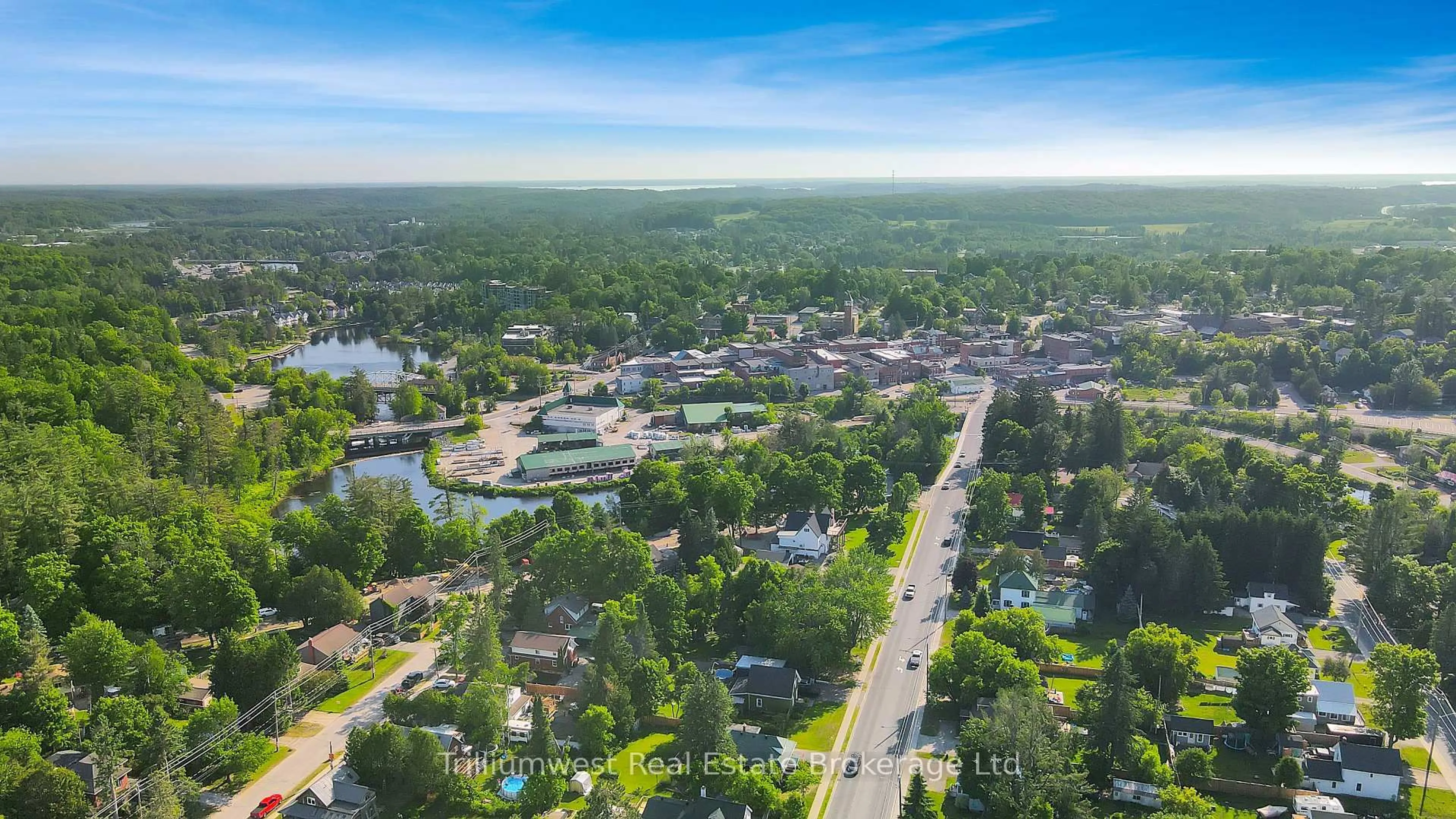 A pic from outside/outdoor area/front of a property/back of a property/a pic from drone, street for 112 Alice St, Bracebridge Ontario P1L 1J5
