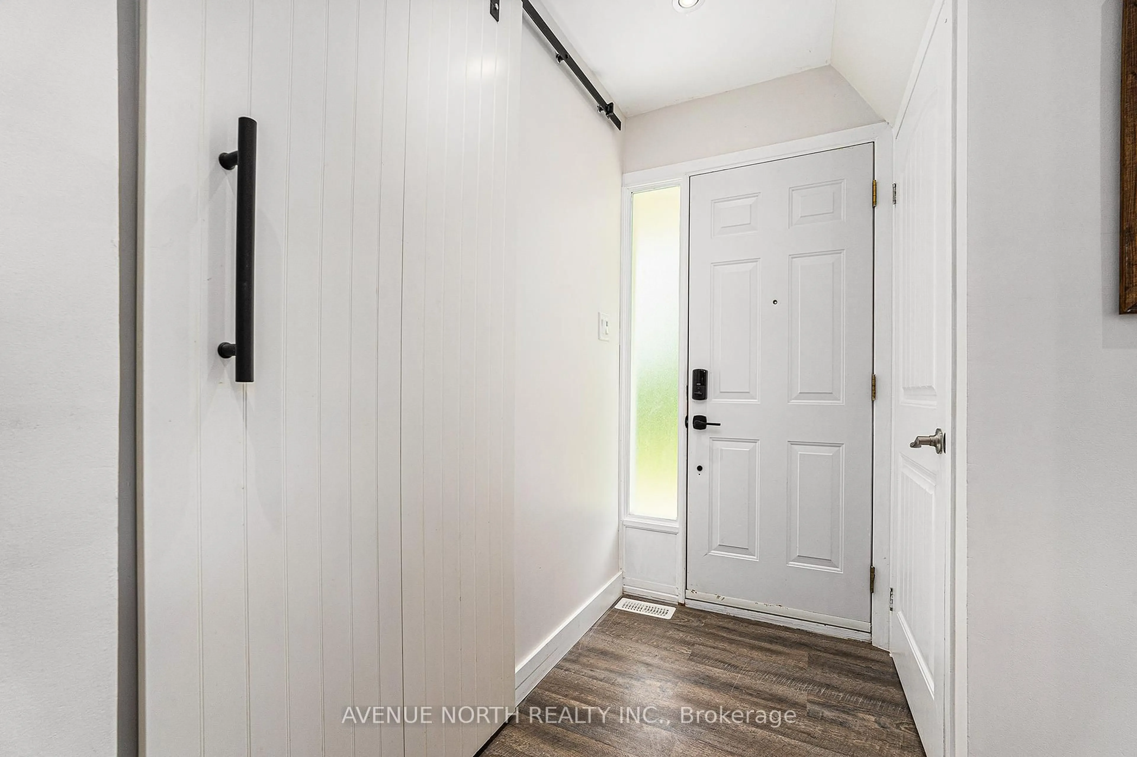 Indoor entryway for 3211 Bannon Way #26, Ottawa Ontario K1T 1T2