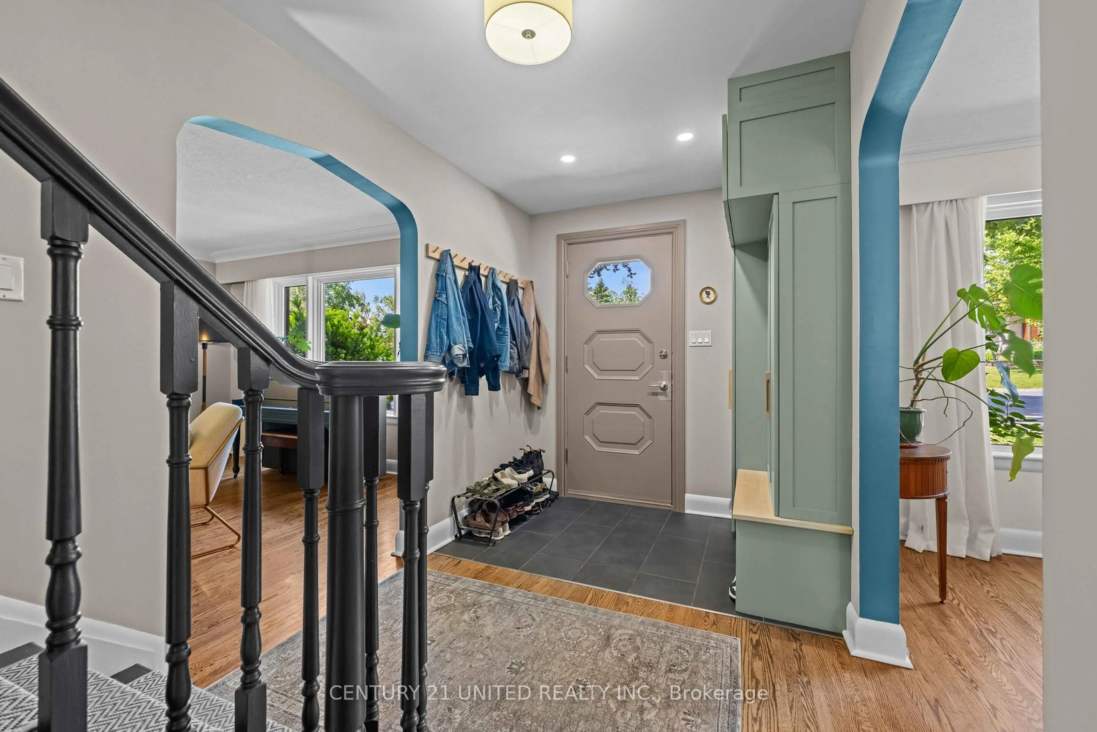 Indoor entryway for 1382 Gordon Ave, Peterborough Central Ontario K9J 6H4
