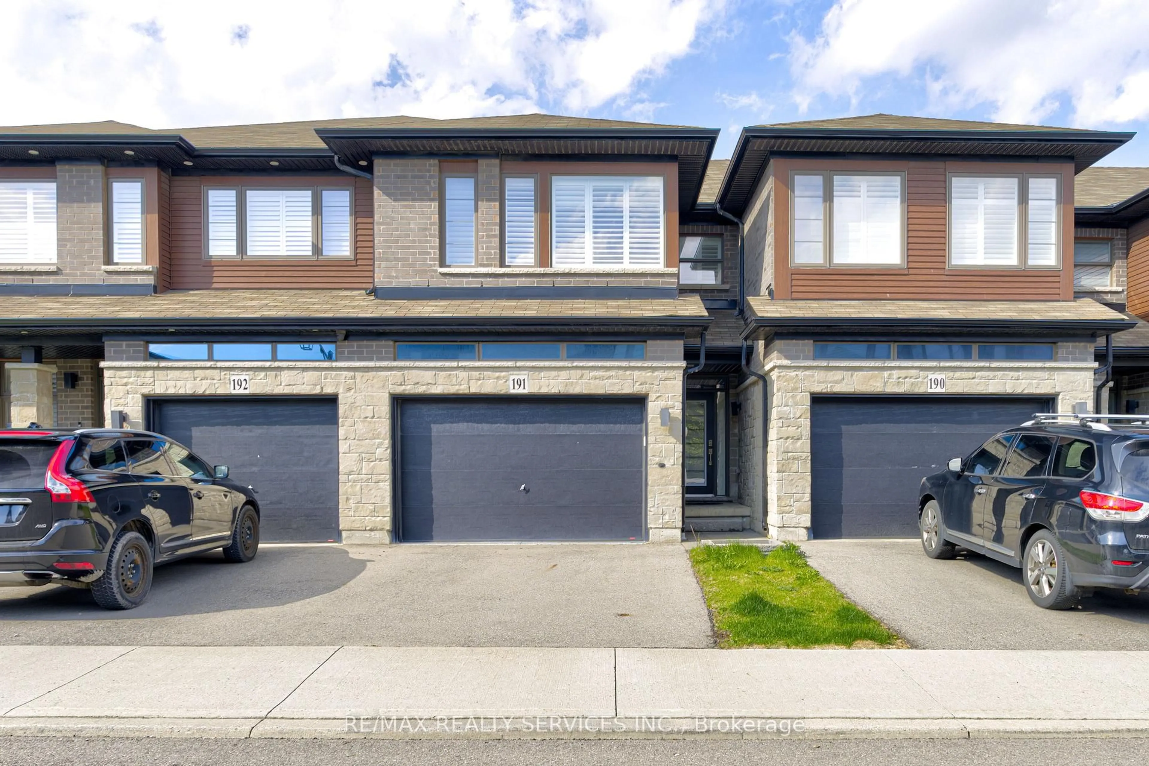 A pic from outside/outdoor area/front of a property/back of a property/a pic from drone, street for 30 Times Square Blvd #191, Hamilton Ontario L8J 0M1