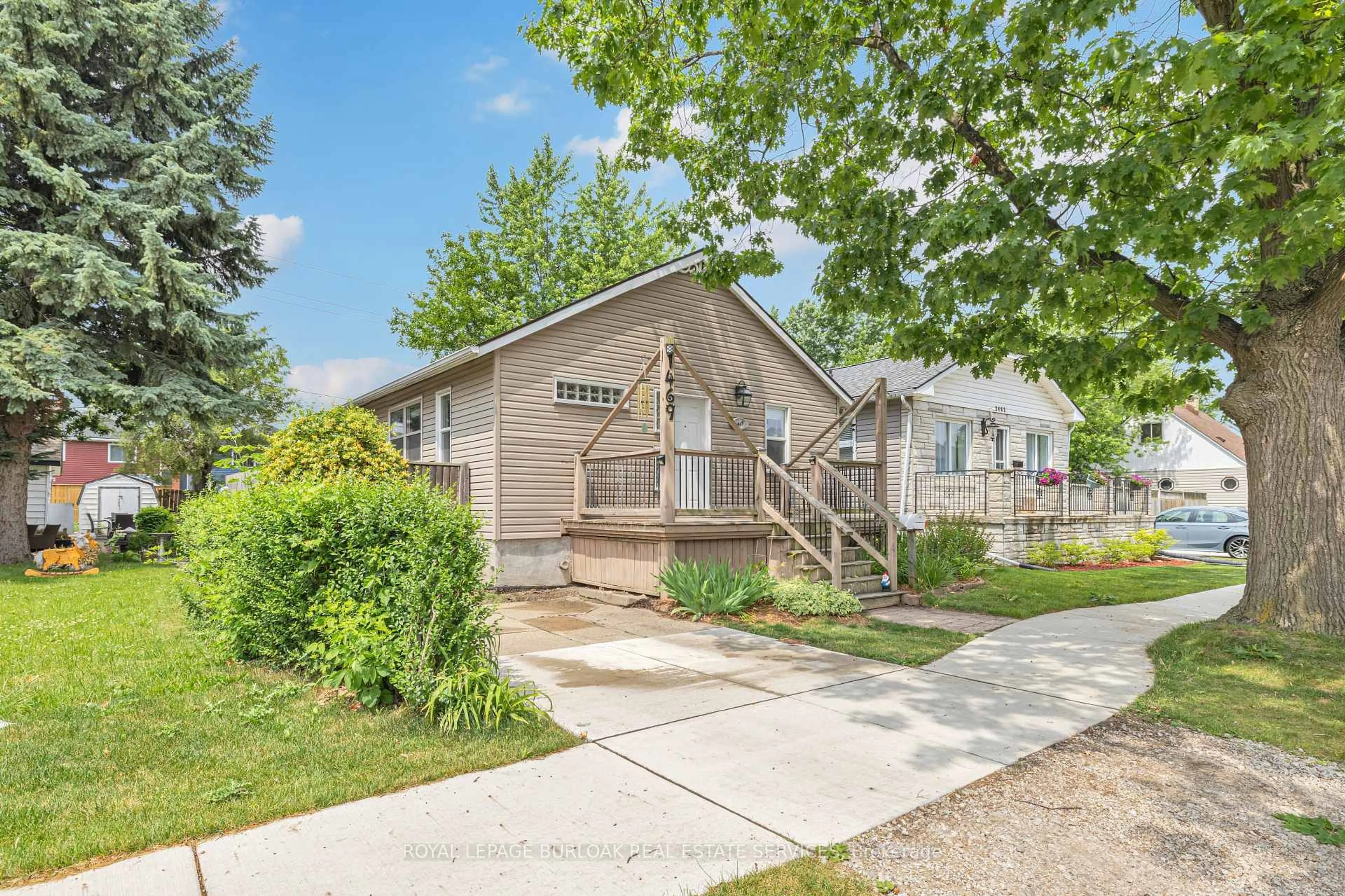 Home with vinyl exterior material, street for 1469 Albert Rd, Windsor Ontario N8Y 3R1