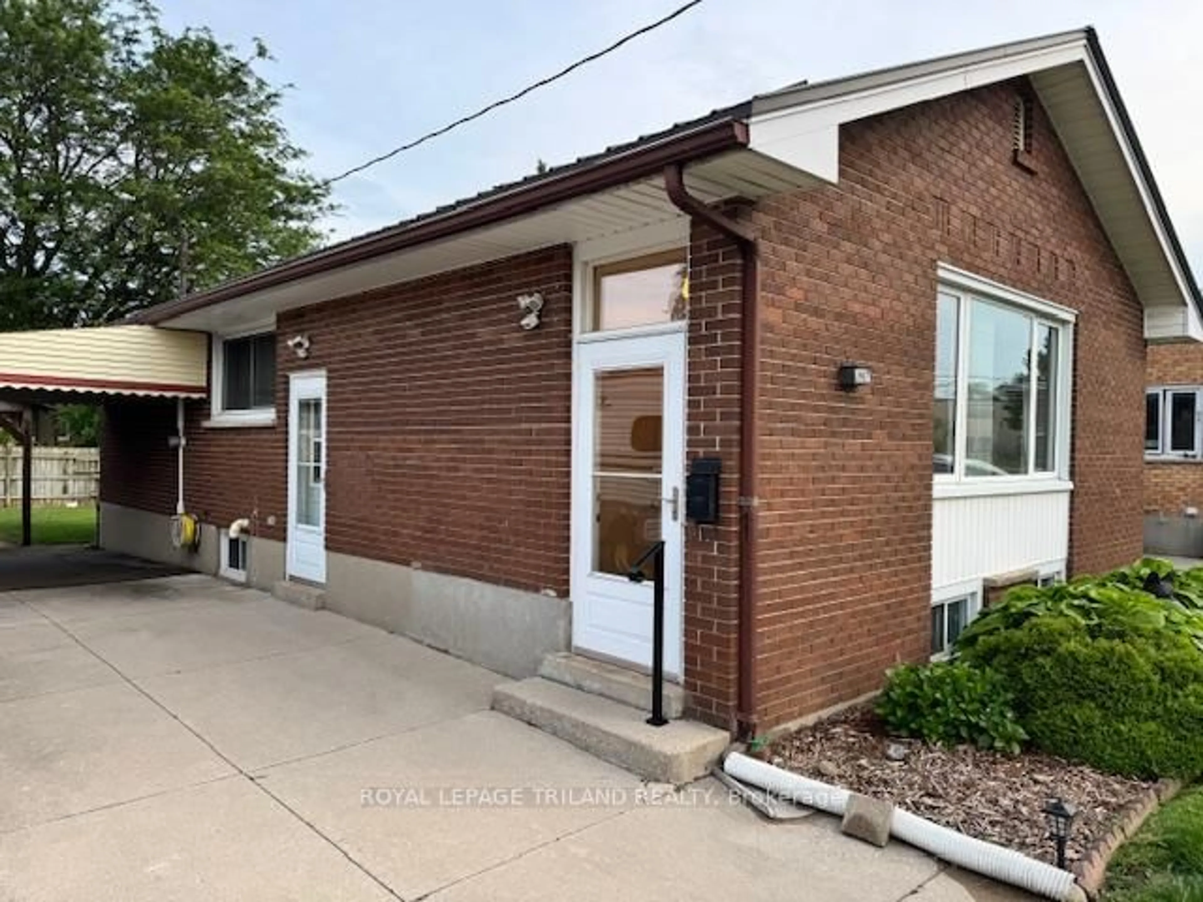 Home with brick exterior material, building for 1947 Wavell St, London East Ontario N5V 1P2