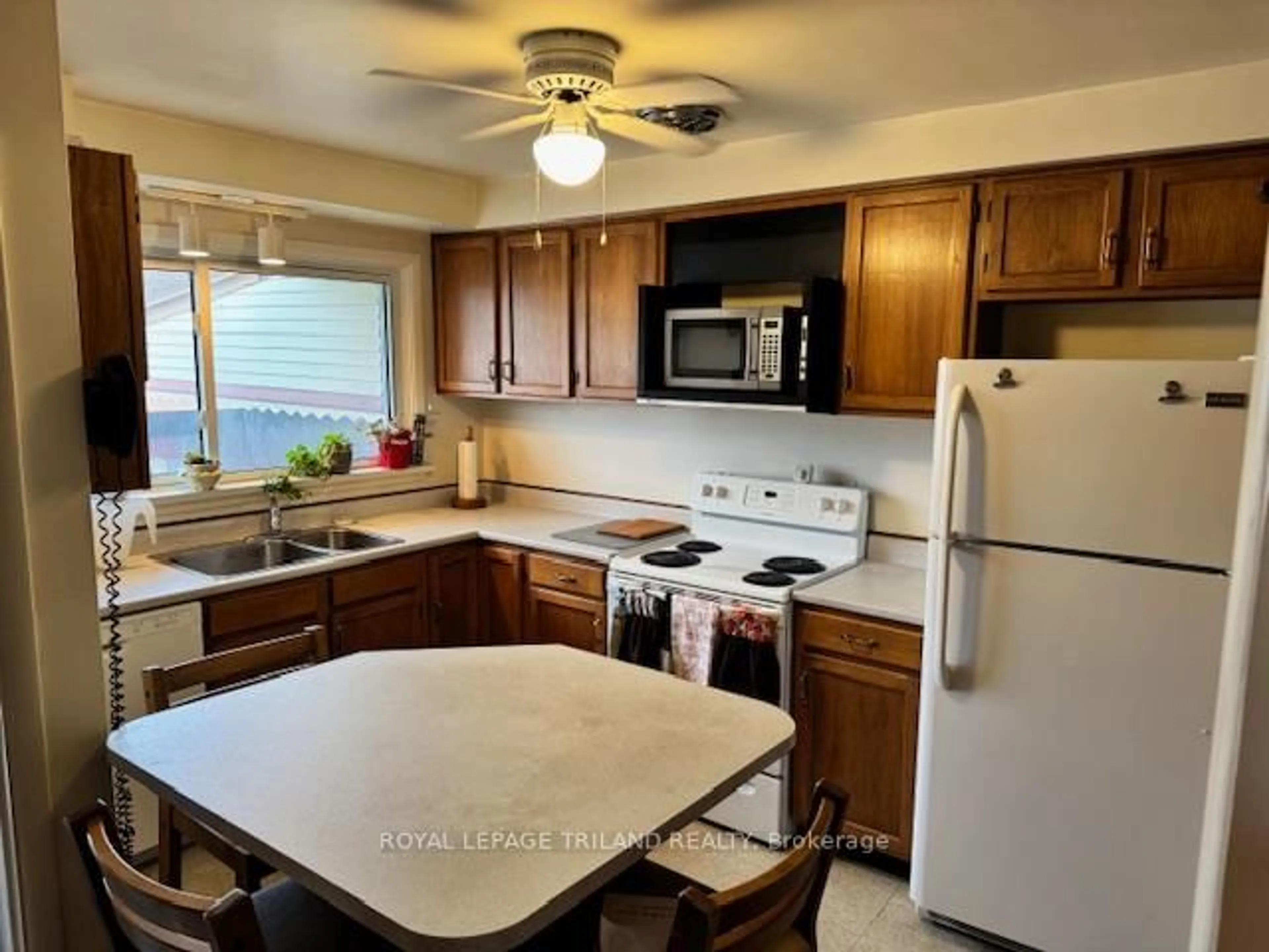 Standard kitchen, unknown for 1947 Wavell St, London East Ontario N5V 1P2