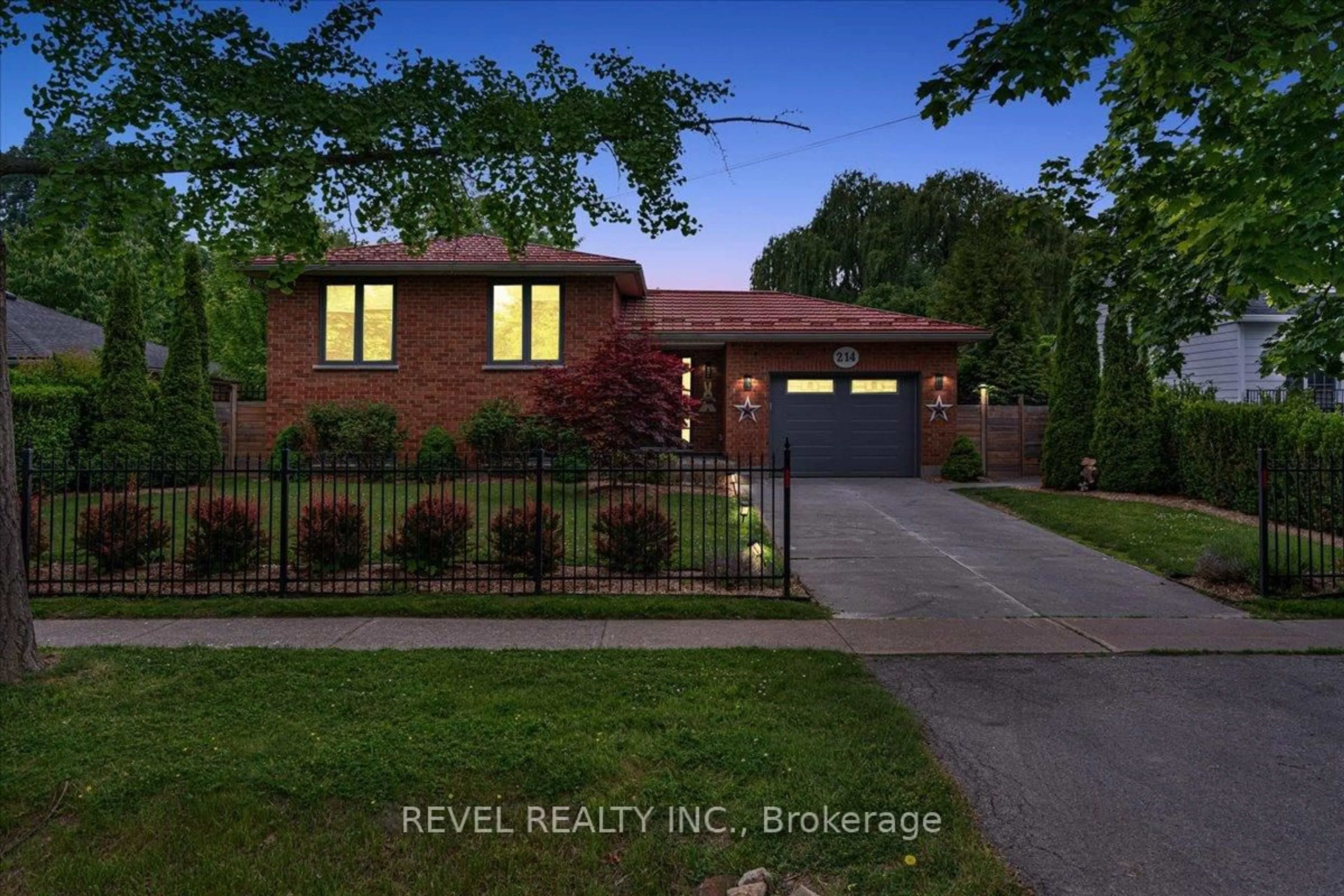 Home with brick exterior material, street for 214 Mary St, Niagara-on-the-Lake Ontario L0S 1J0