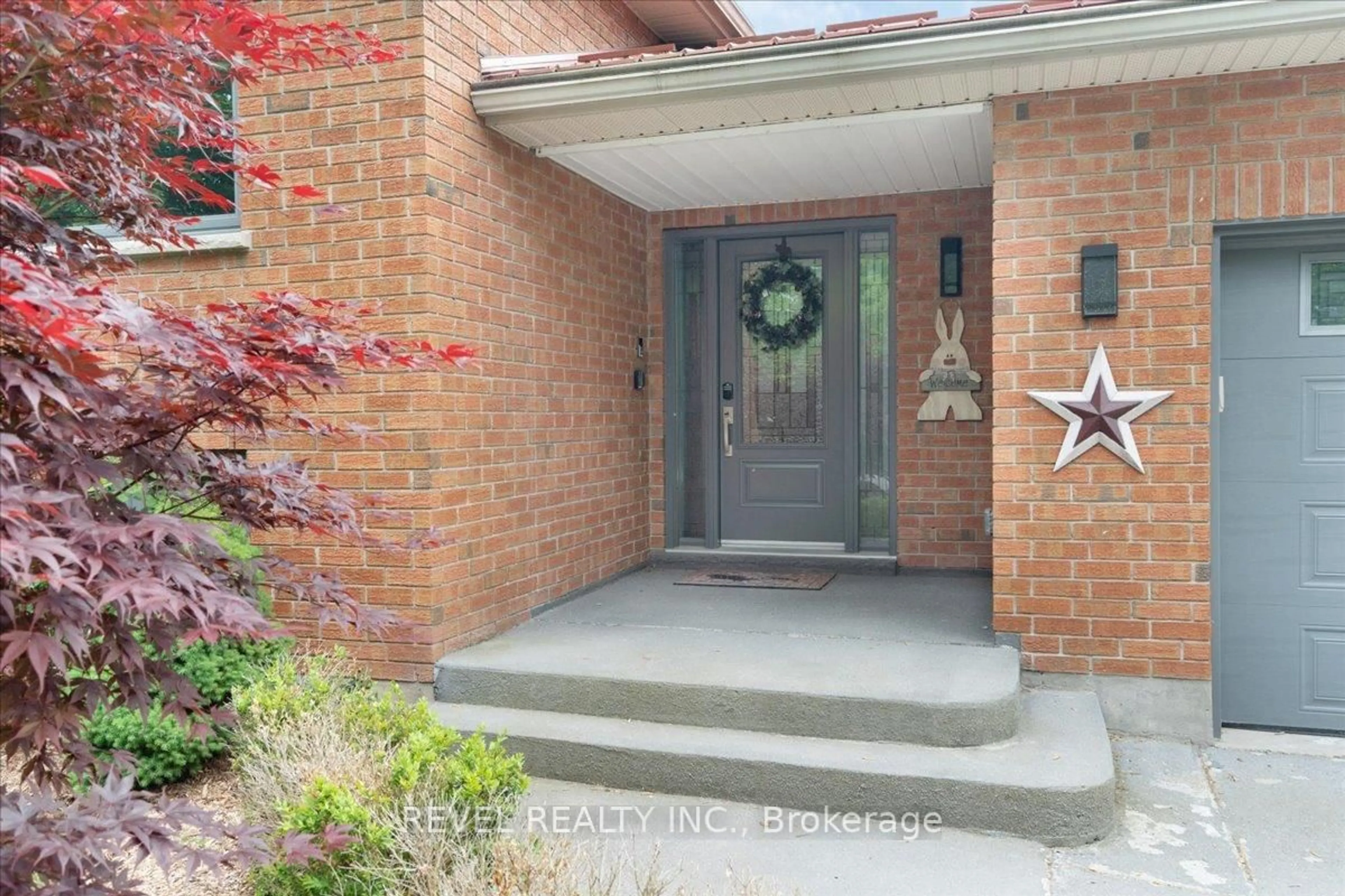Indoor entryway for 214 Mary St, Niagara-on-the-Lake Ontario L0S 1J0