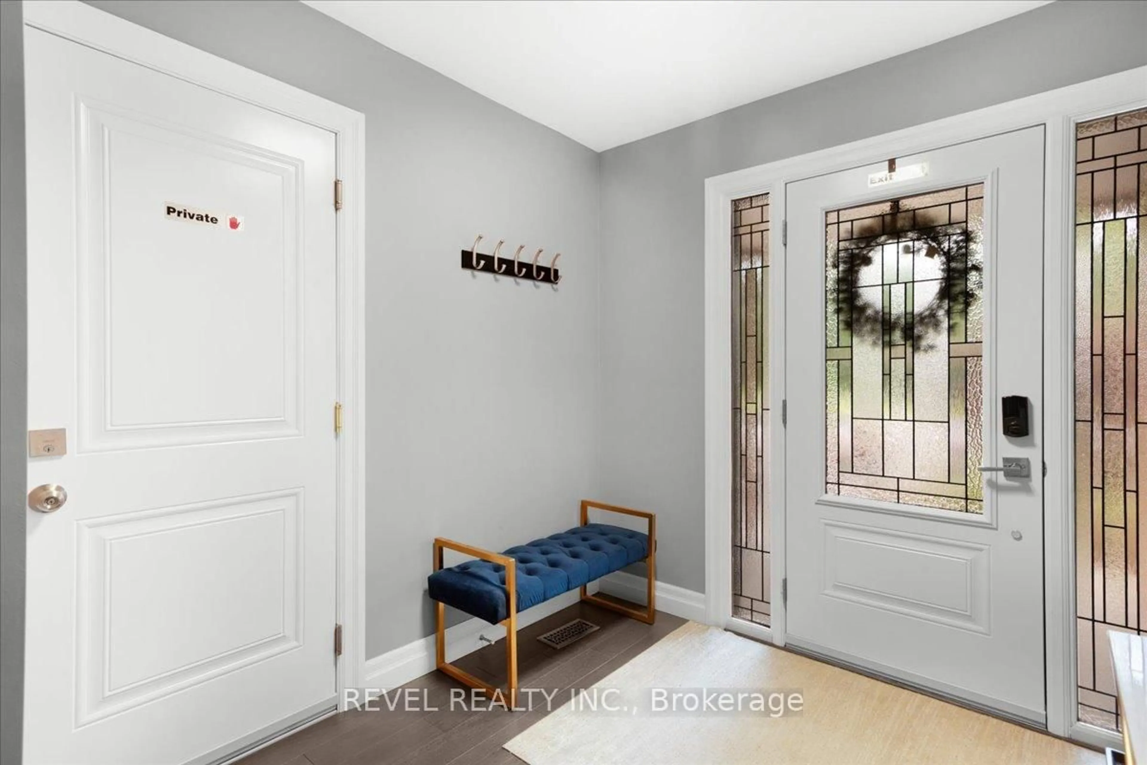 Indoor entryway for 214 Mary St, Niagara-on-the-Lake Ontario L0S 1J0