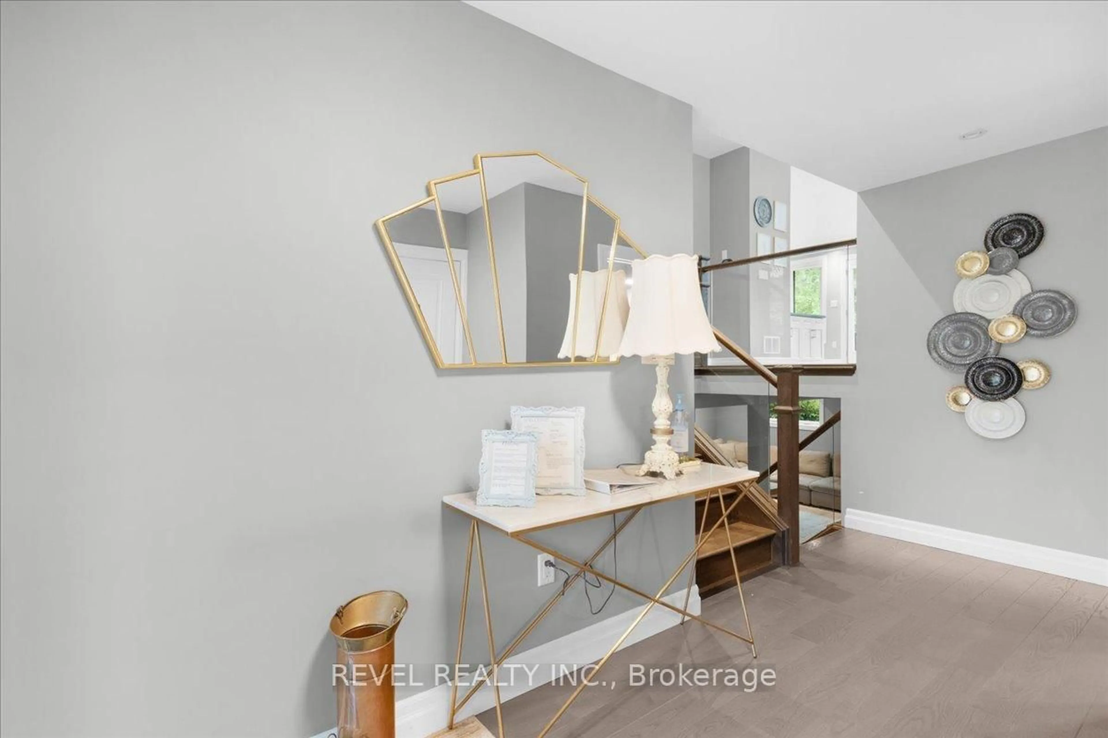 Indoor entryway for 214 Mary St, Niagara-on-the-Lake Ontario L0S 1J0