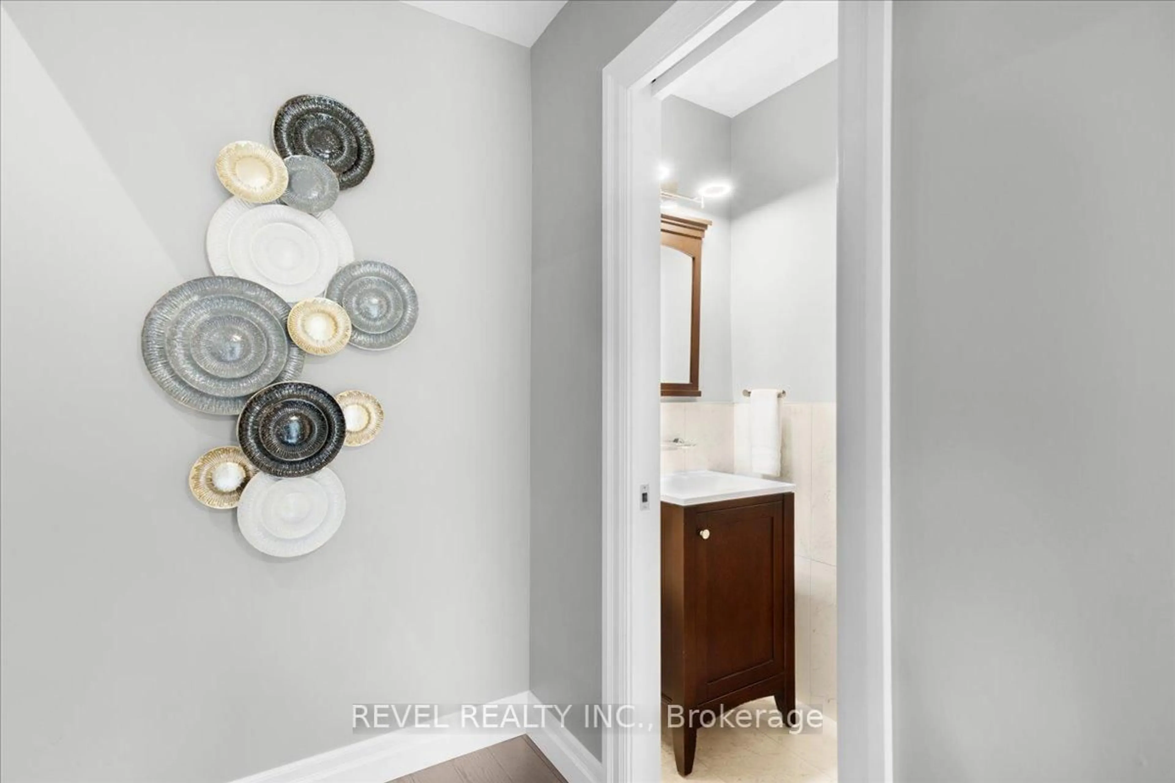 Indoor entryway for 214 Mary St, Niagara-on-the-Lake Ontario L0S 1J0