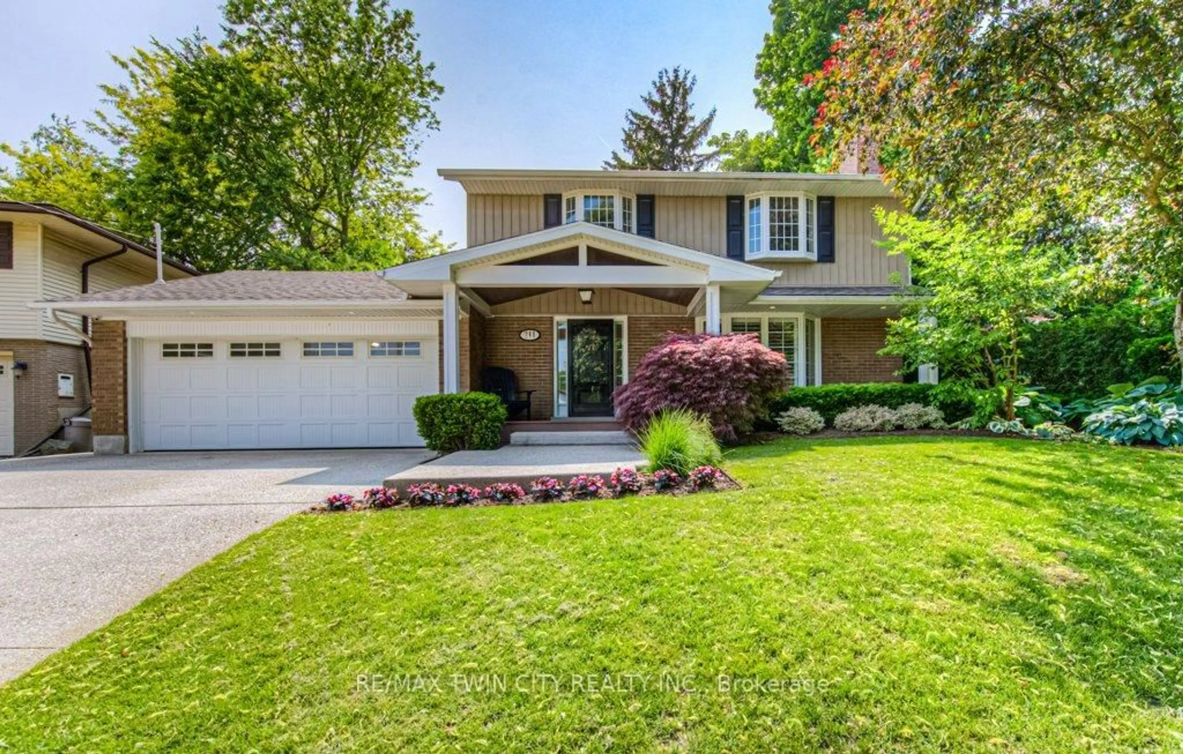 Home with vinyl exterior material, street for 211 RIPPLEWOOD Cres, Kitchener Ontario N2M 4R9