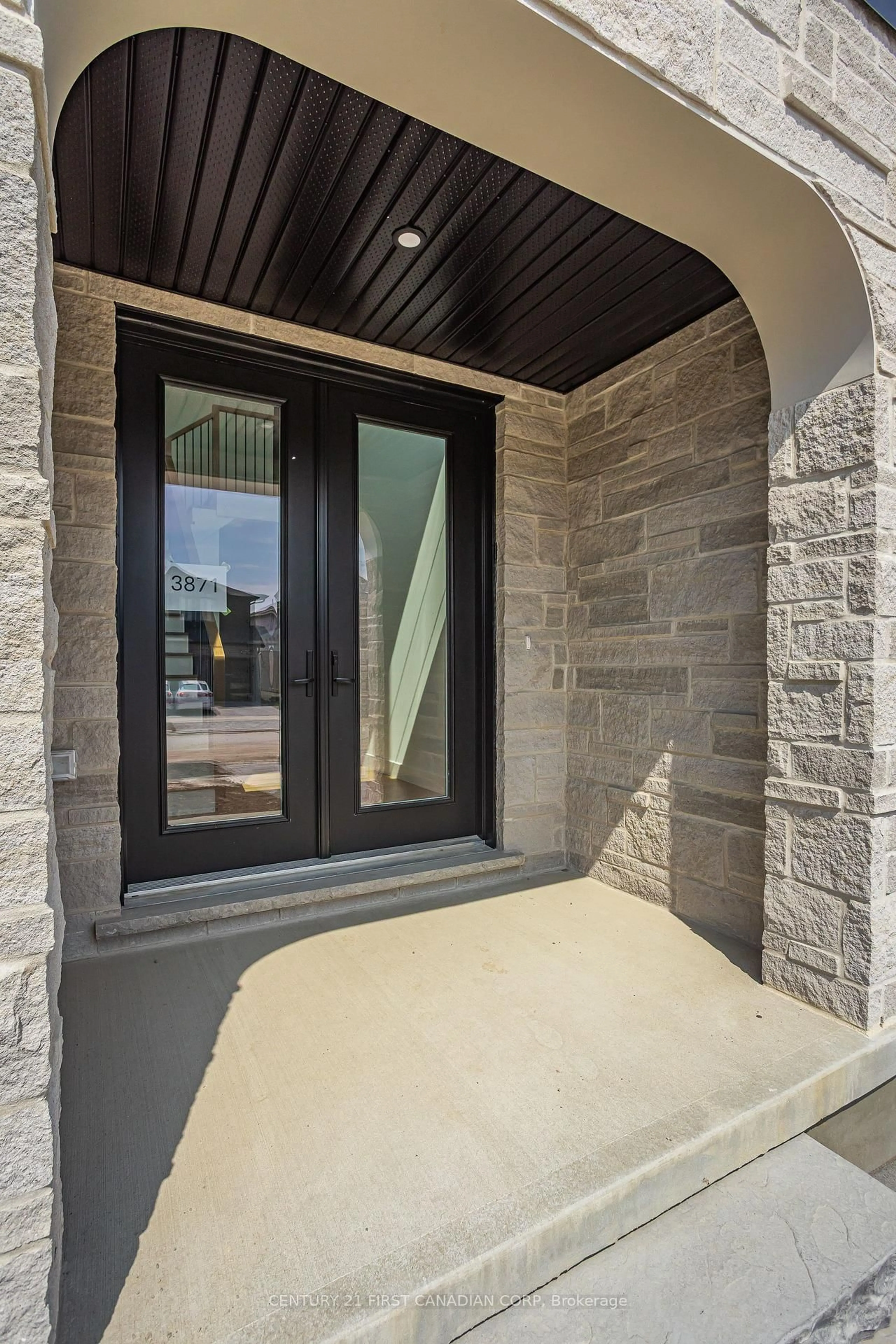 Indoor entryway for 3871 BIG LEAF Tr, London South Ontario N6P 1H5