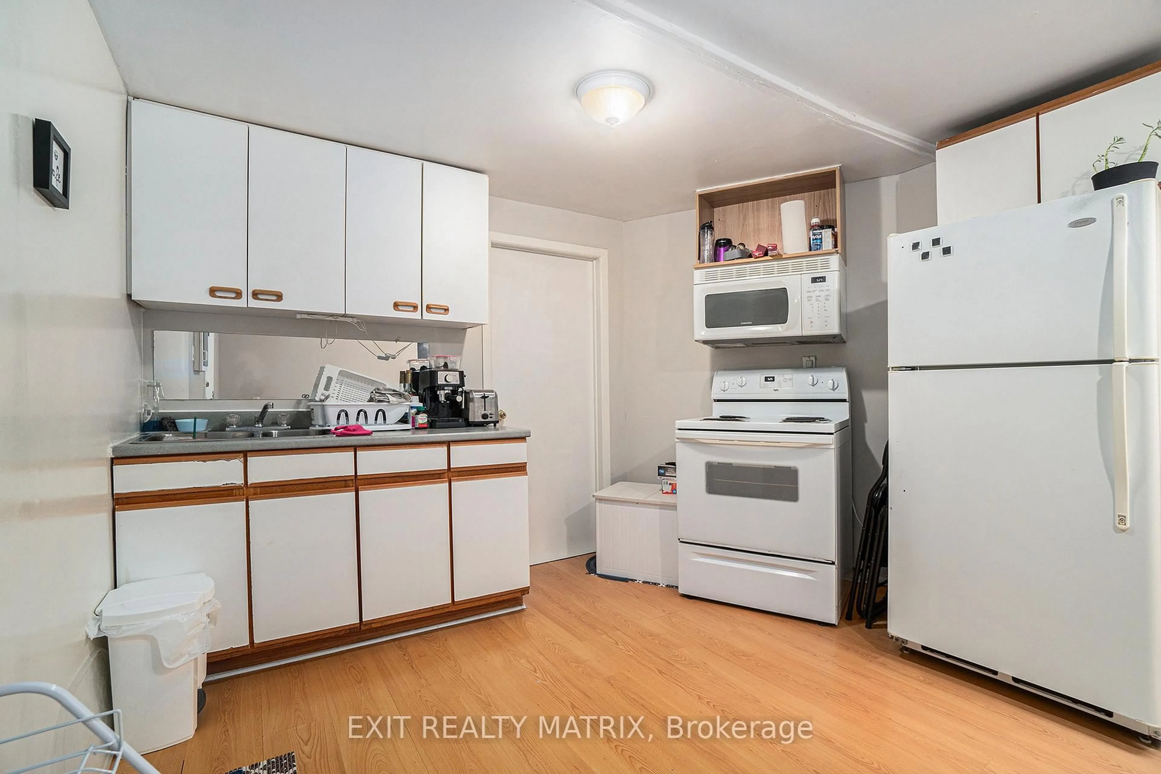 Standard kitchen, unknown for 70 Bolton St, Ottawa Ontario K1N 5A9
