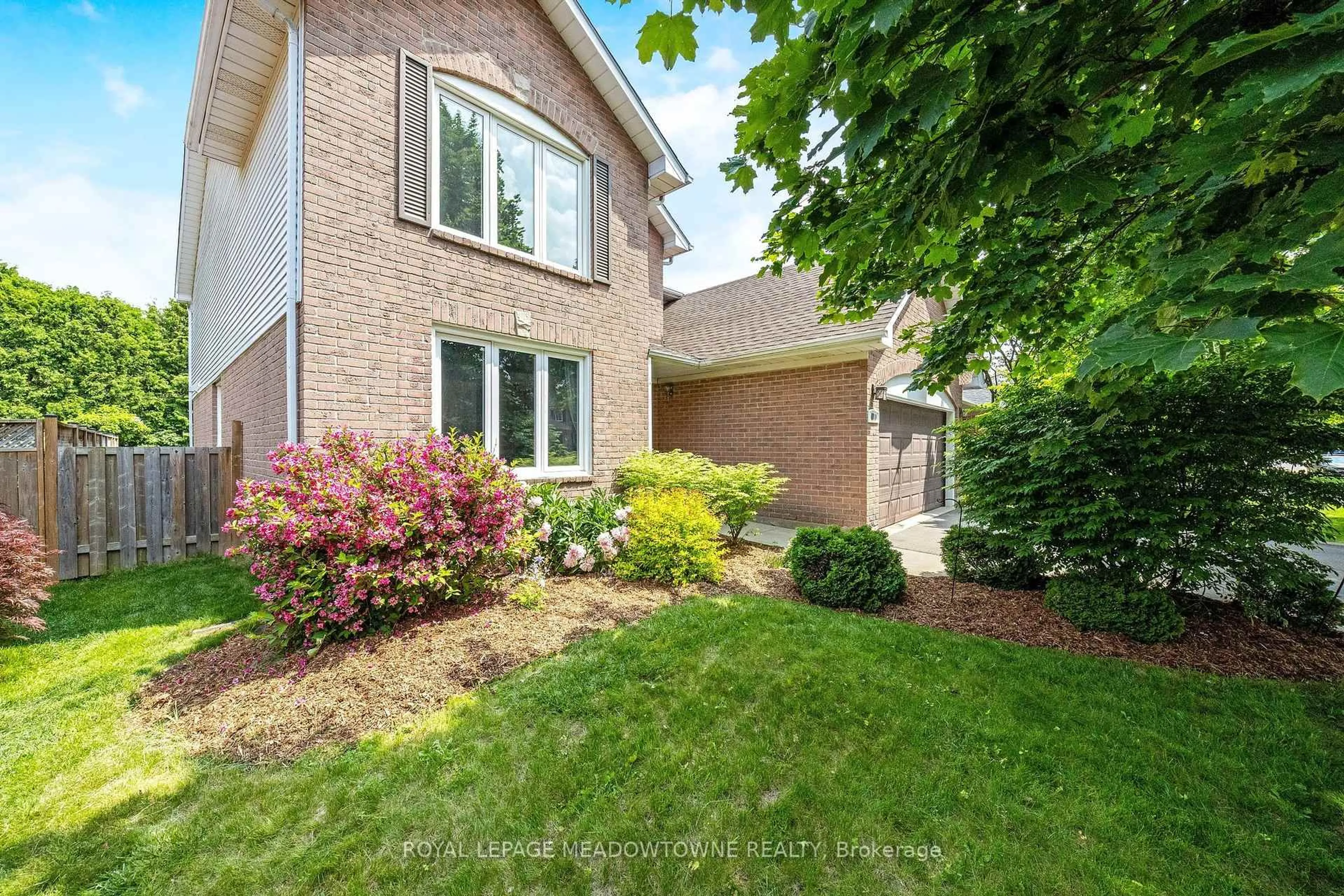 Home with brick exterior material, street for 400 Devonshire Terr, Hamilton Ontario L9G 4R6