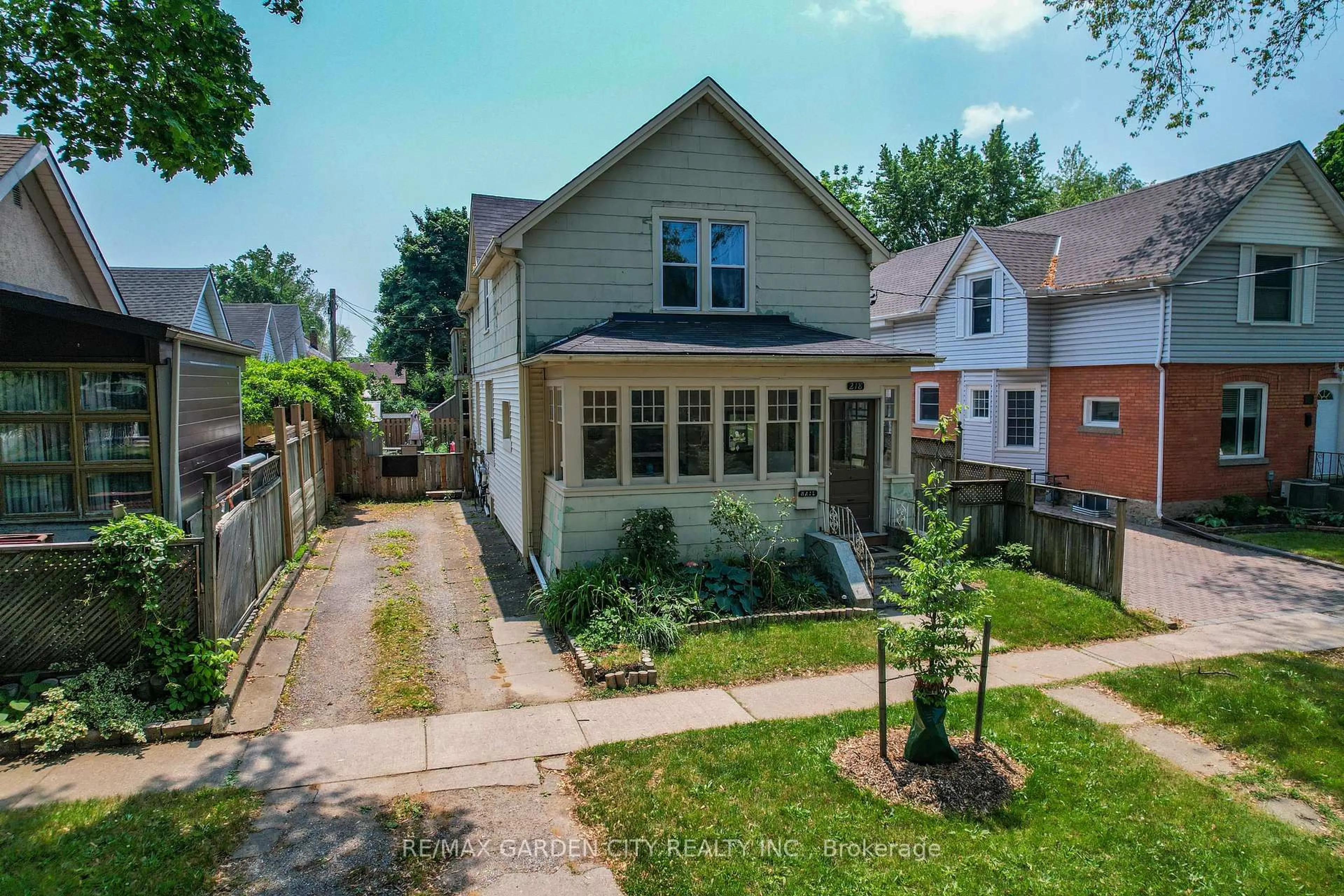A pic from outside/outdoor area/front of a property/back of a property/a pic from drone, street for 218 Russell Ave, St. Catharines Ontario L2R 1W8