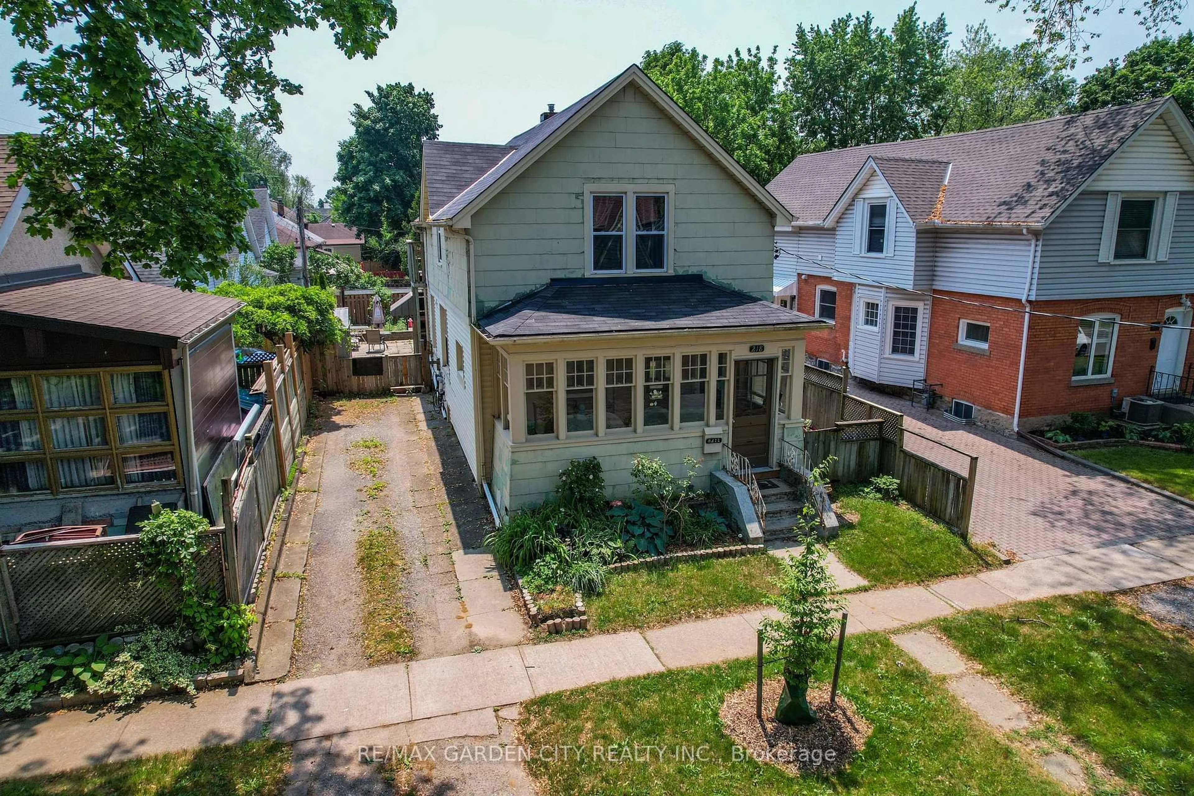 A pic from outside/outdoor area/front of a property/back of a property/a pic from drone, street for 218 Russell Ave, St. Catharines Ontario L2R 1W8