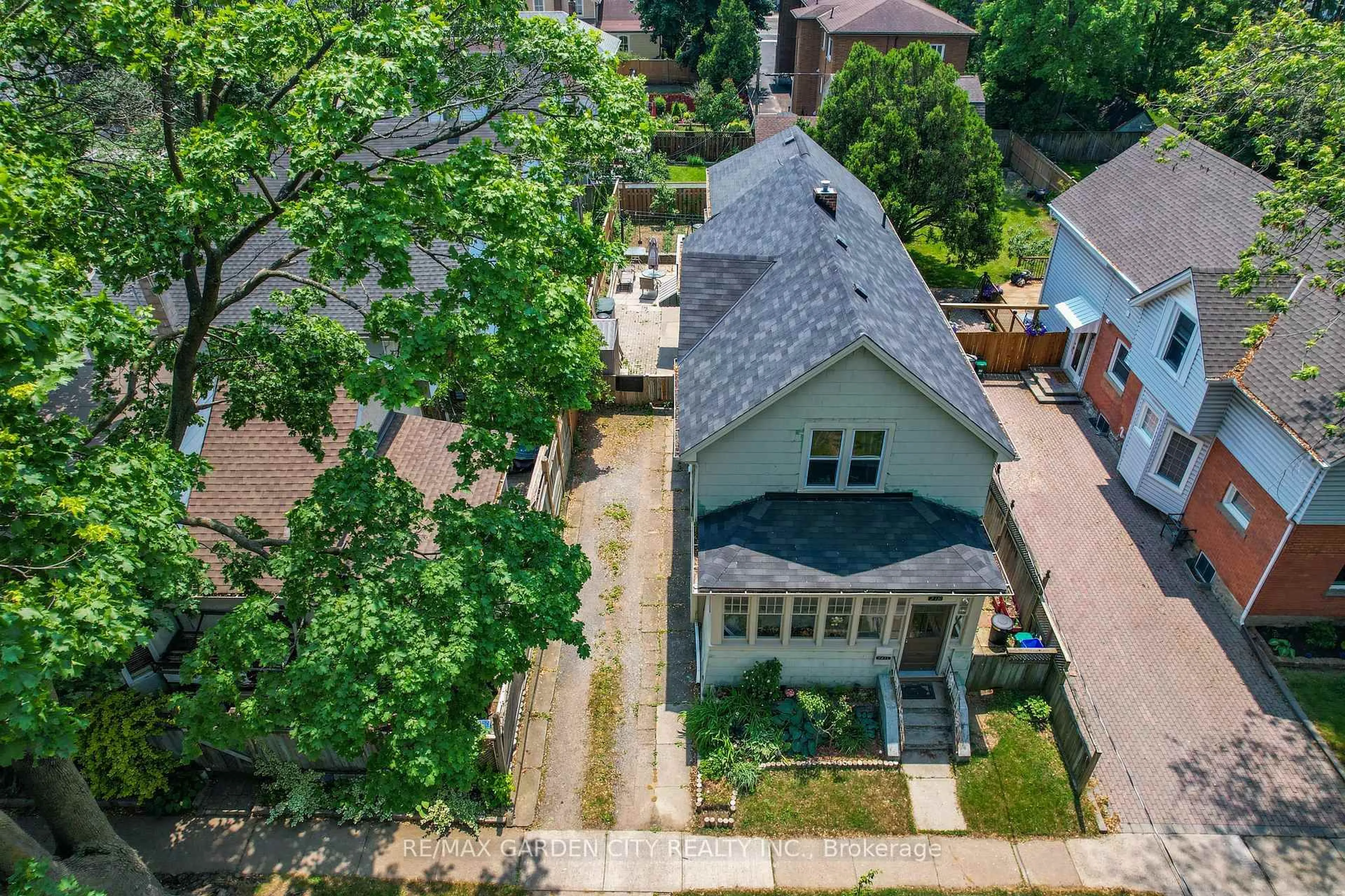 A pic from outside/outdoor area/front of a property/back of a property/a pic from drone, street for 218 Russell Ave, St. Catharines Ontario L2R 1W8