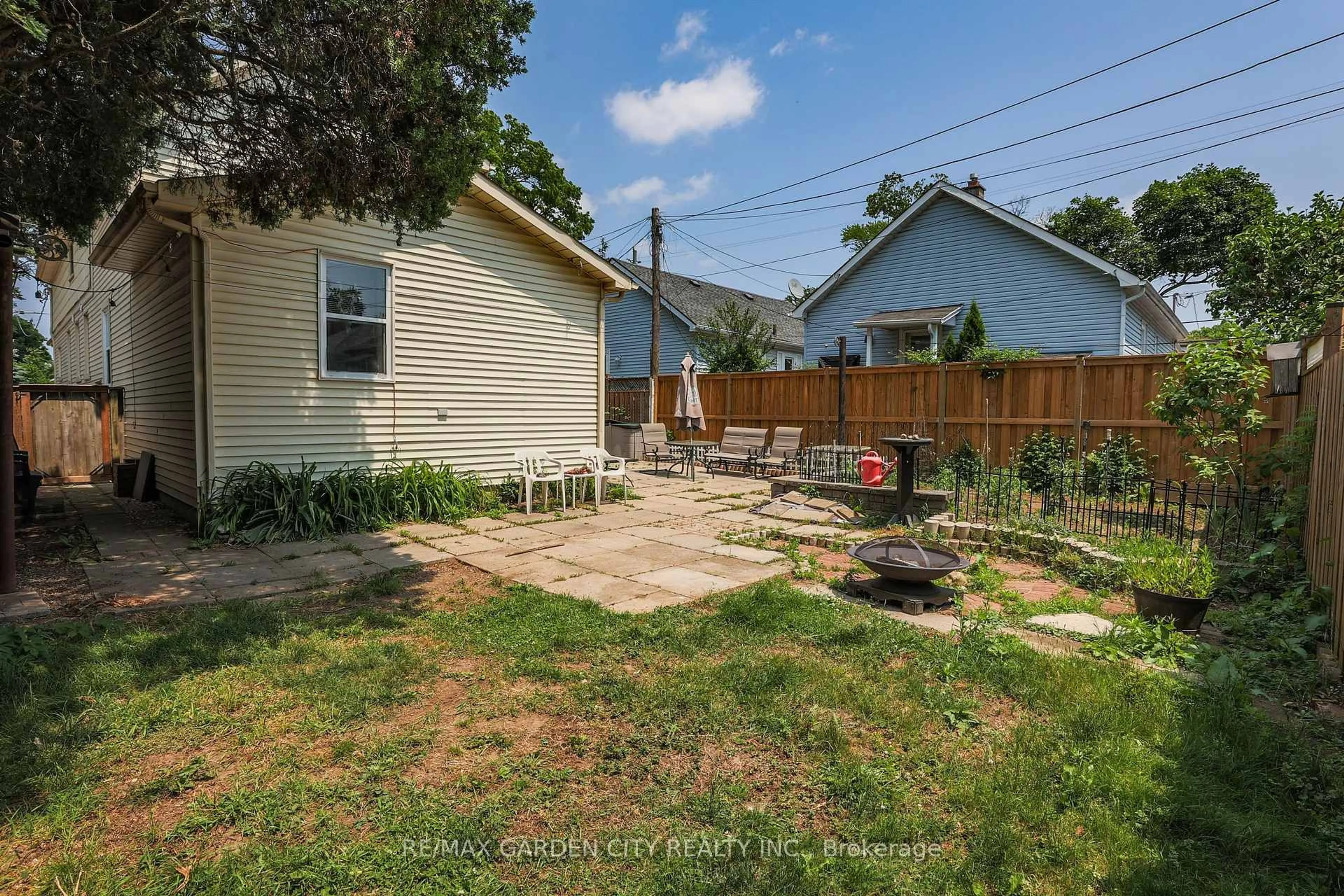 Patio, street for 218 Russell Ave, St. Catharines Ontario L2R 1W8