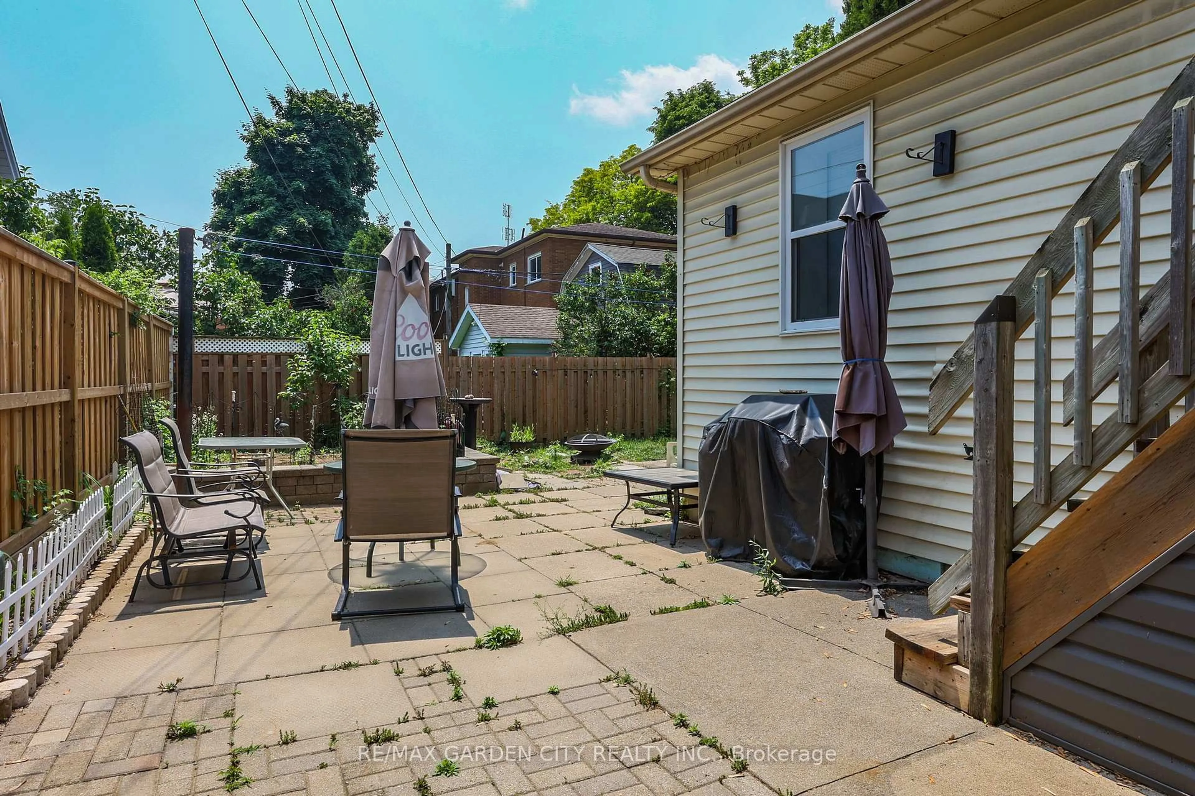 Patio, street for 218 Russell Ave, St. Catharines Ontario L2R 1W8