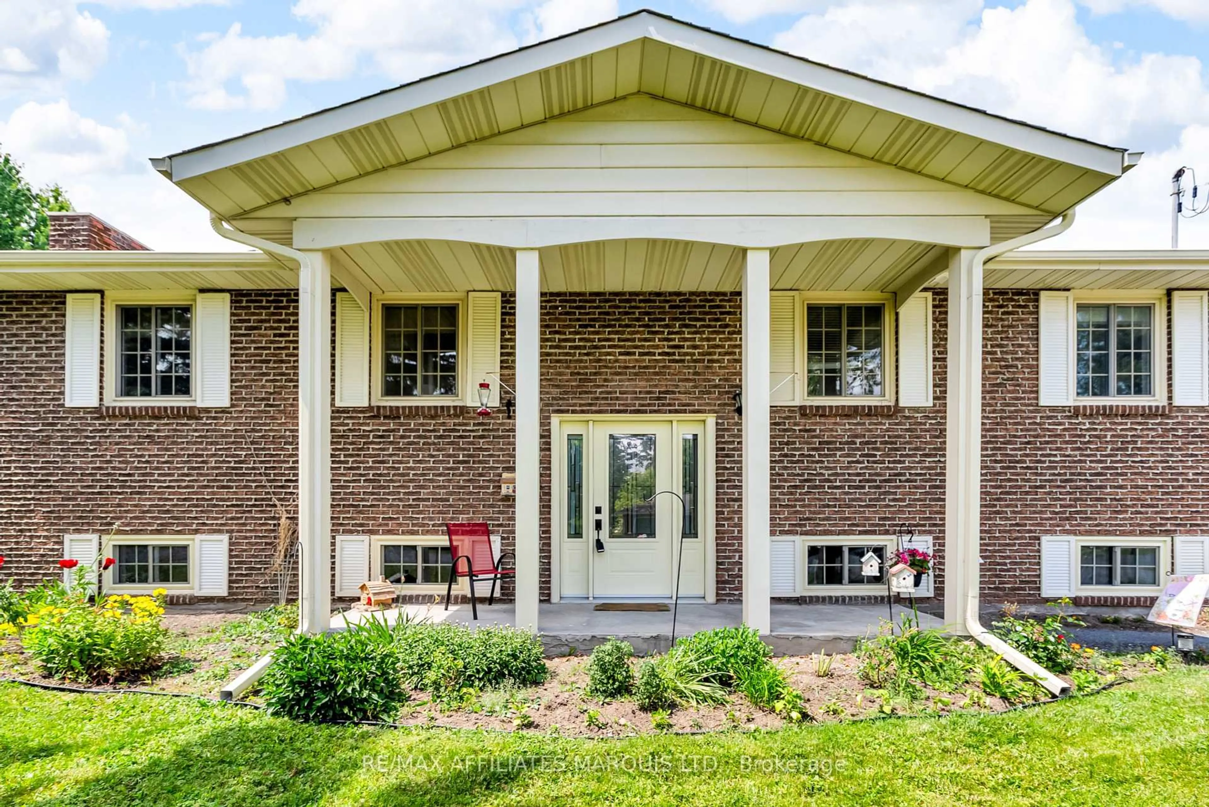 Home with brick exterior material, unknown for 18227 Oak Dr, South Glengarry Ontario K0C 2J0