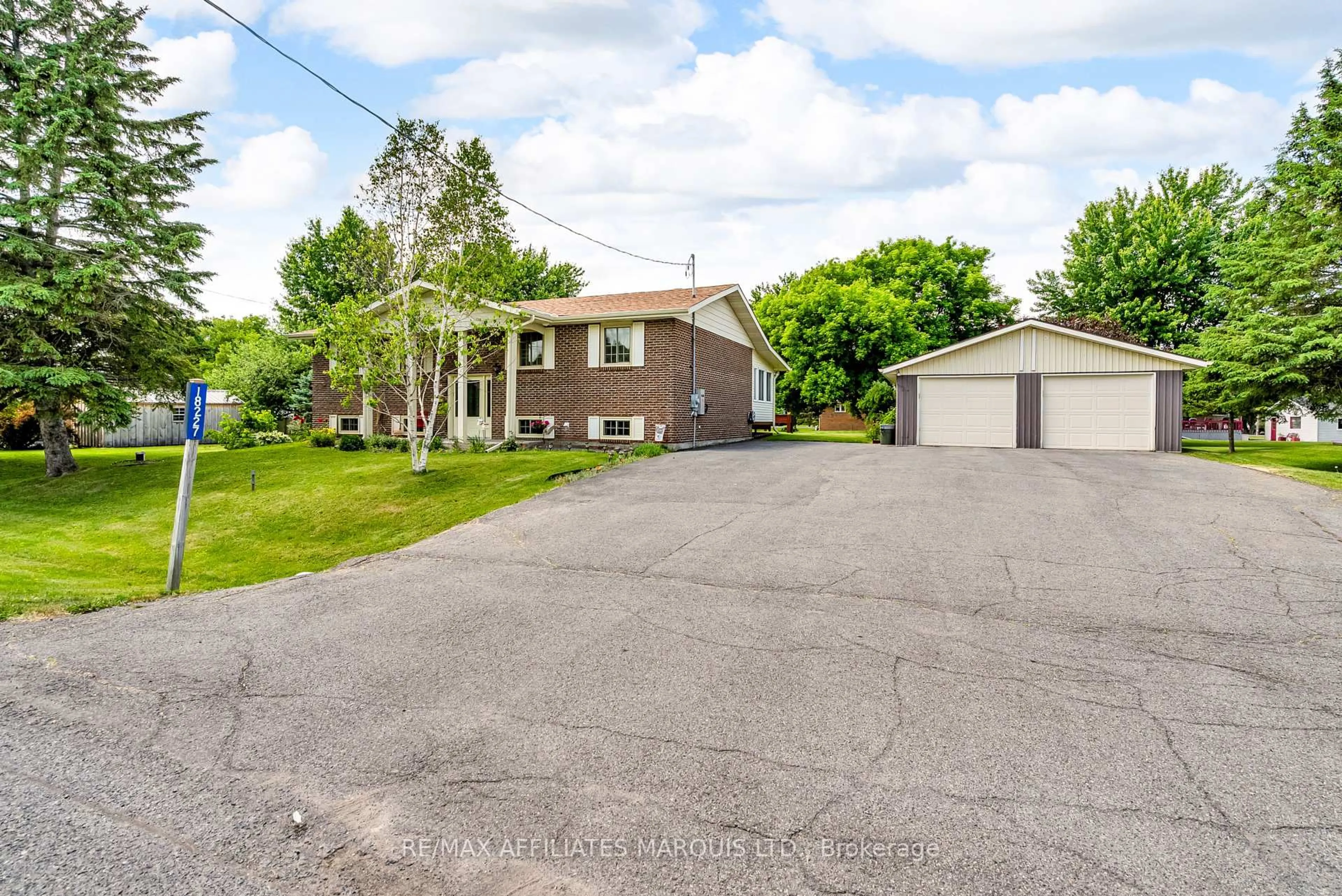 A pic from outside/outdoor area/front of a property/back of a property/a pic from drone, street for 18227 Oak Dr, South Glengarry Ontario K0C 2J0