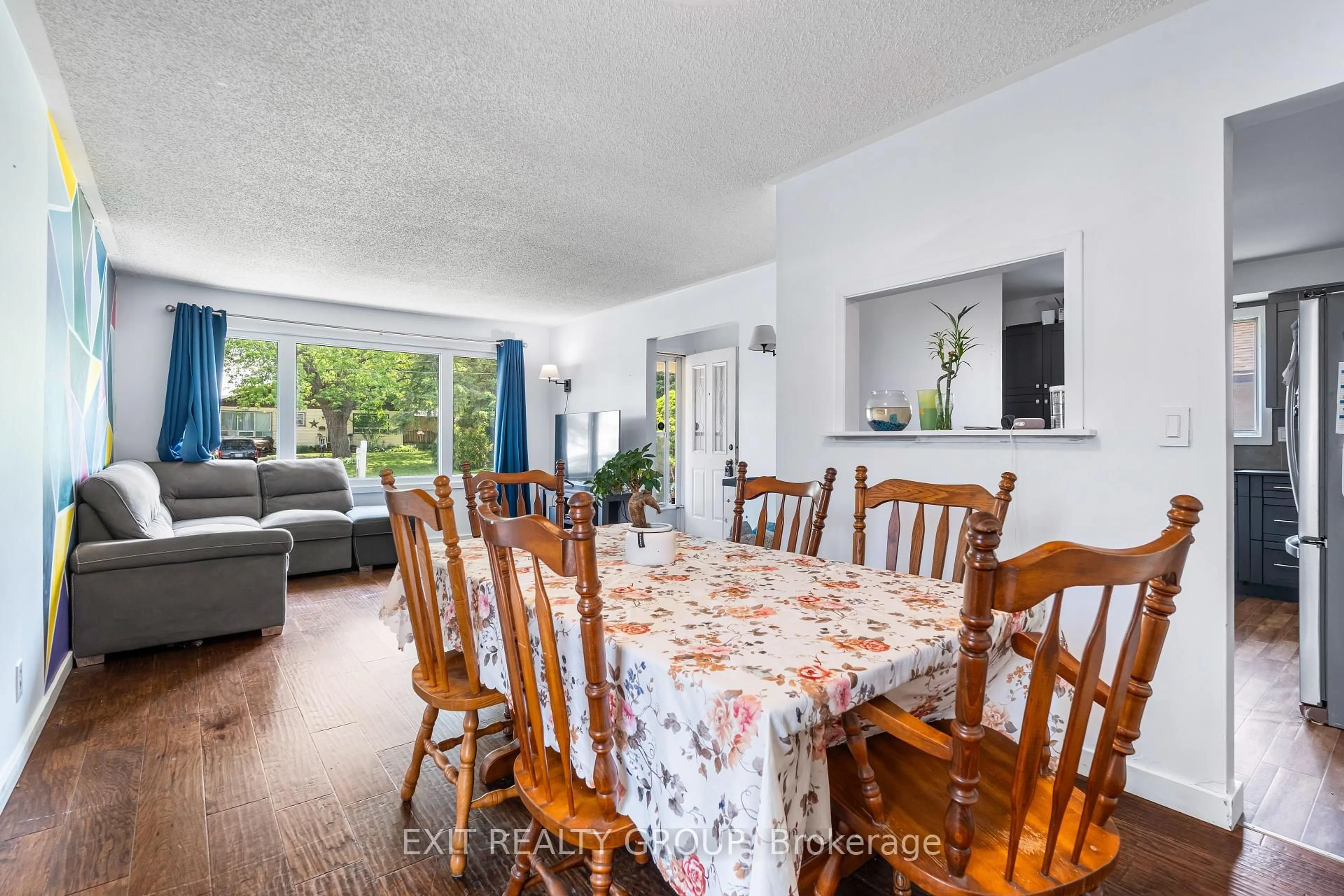 Dining room, wood/laminate floor for 94 Maple Dr, Belleville Ontario K8P 2R2
