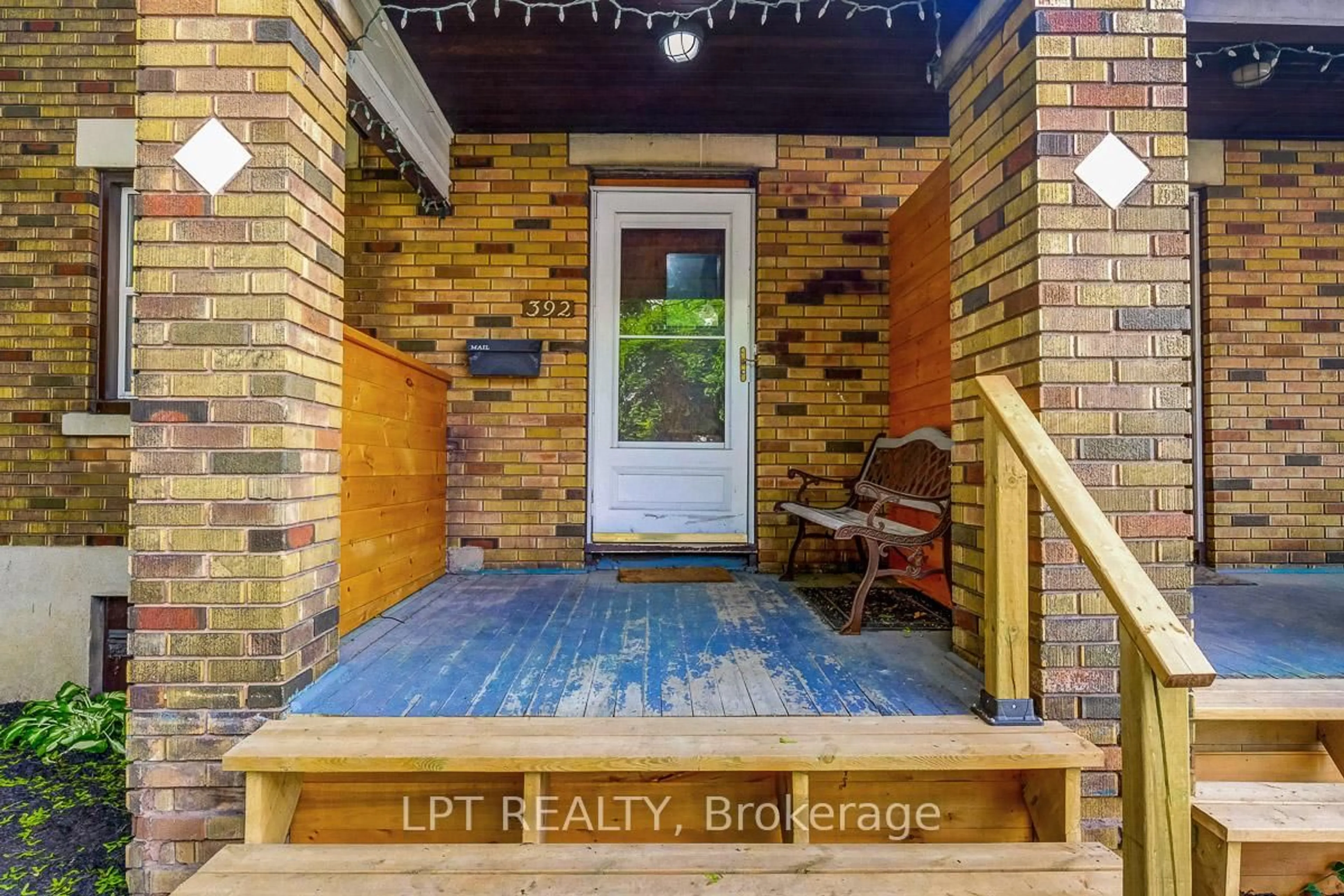 Indoor entryway for 392 First Ave, Ottawa Ontario K1S 2H1