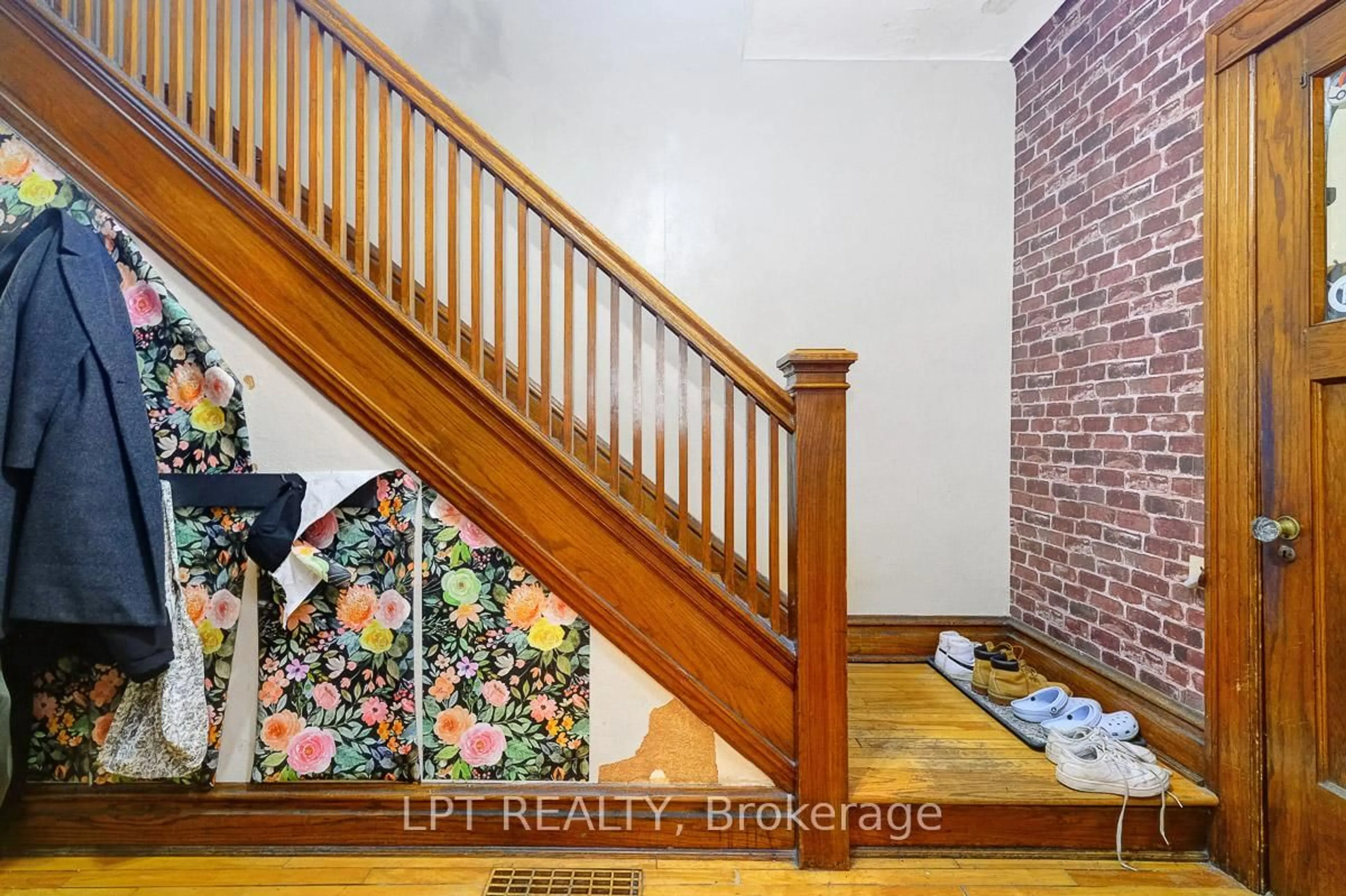 Stairs for 392 First Ave, Ottawa Ontario K1S 2H1