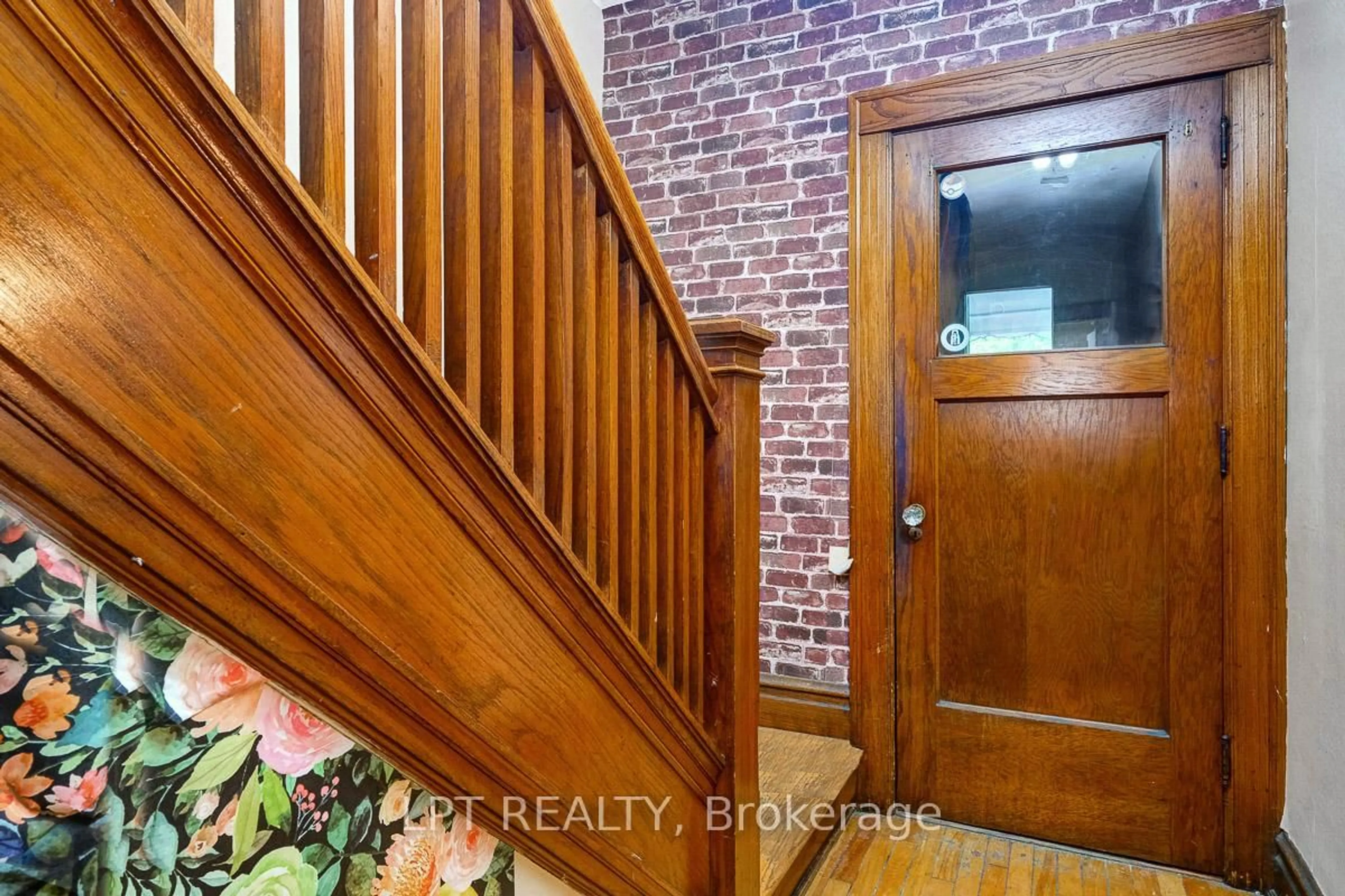 Indoor entryway for 392 First Ave, Ottawa Ontario K1S 2H1