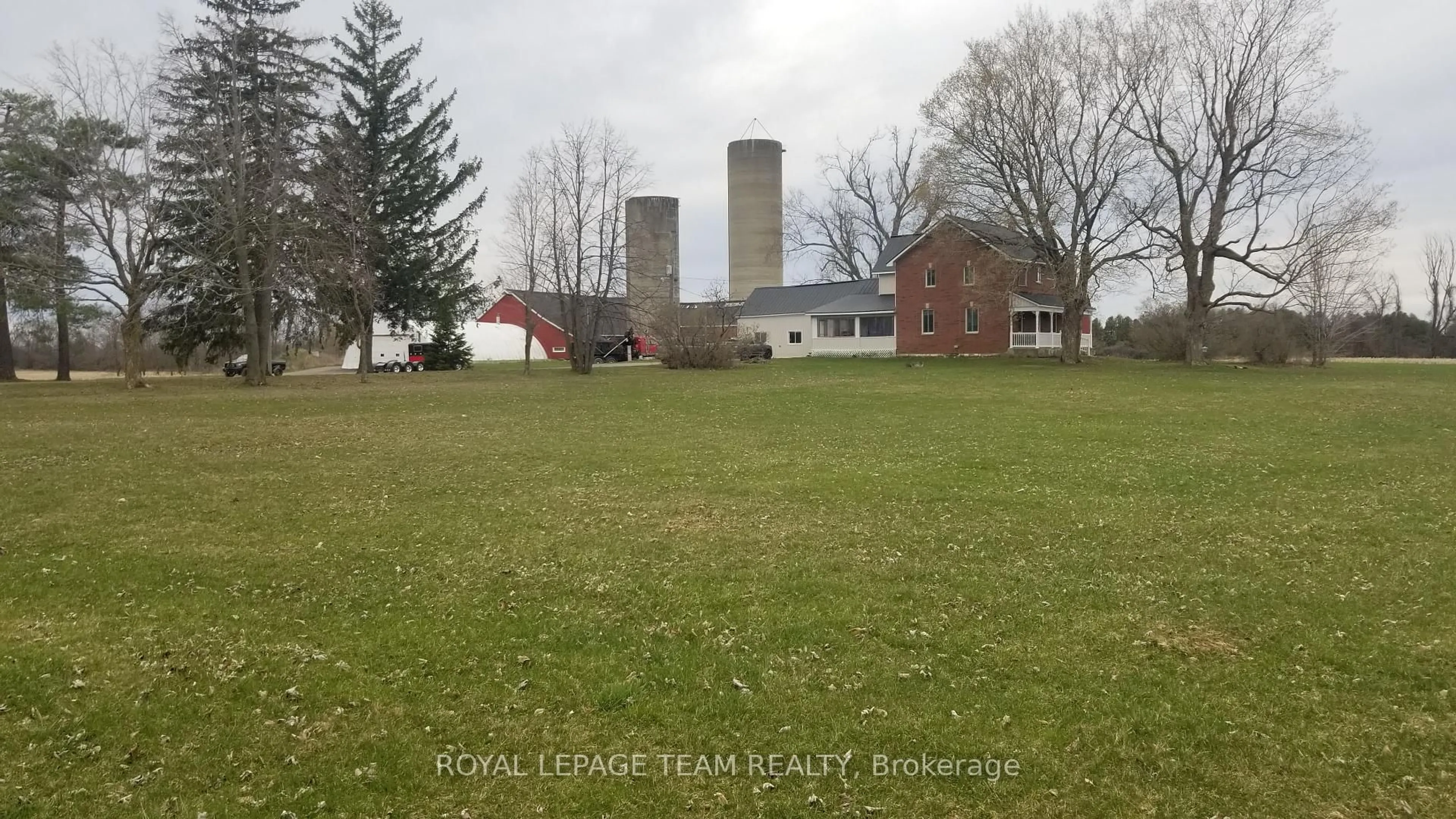 A pic from outside/outdoor area/front of a property/back of a property/a pic from drone, unknown for 7904 Bank St, Metcalfe Ontario K0A 2P0