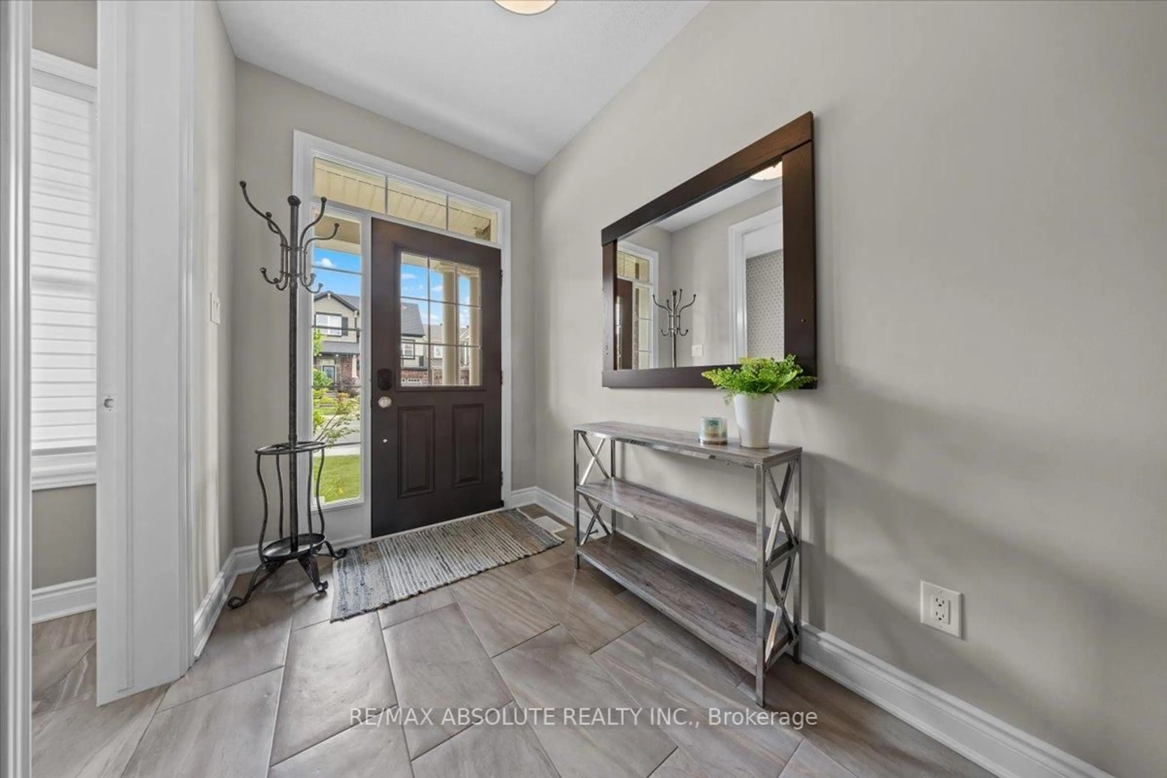 Indoor entryway for 778 Rosehill Ave, Ottawa Ontario K2S 1B9