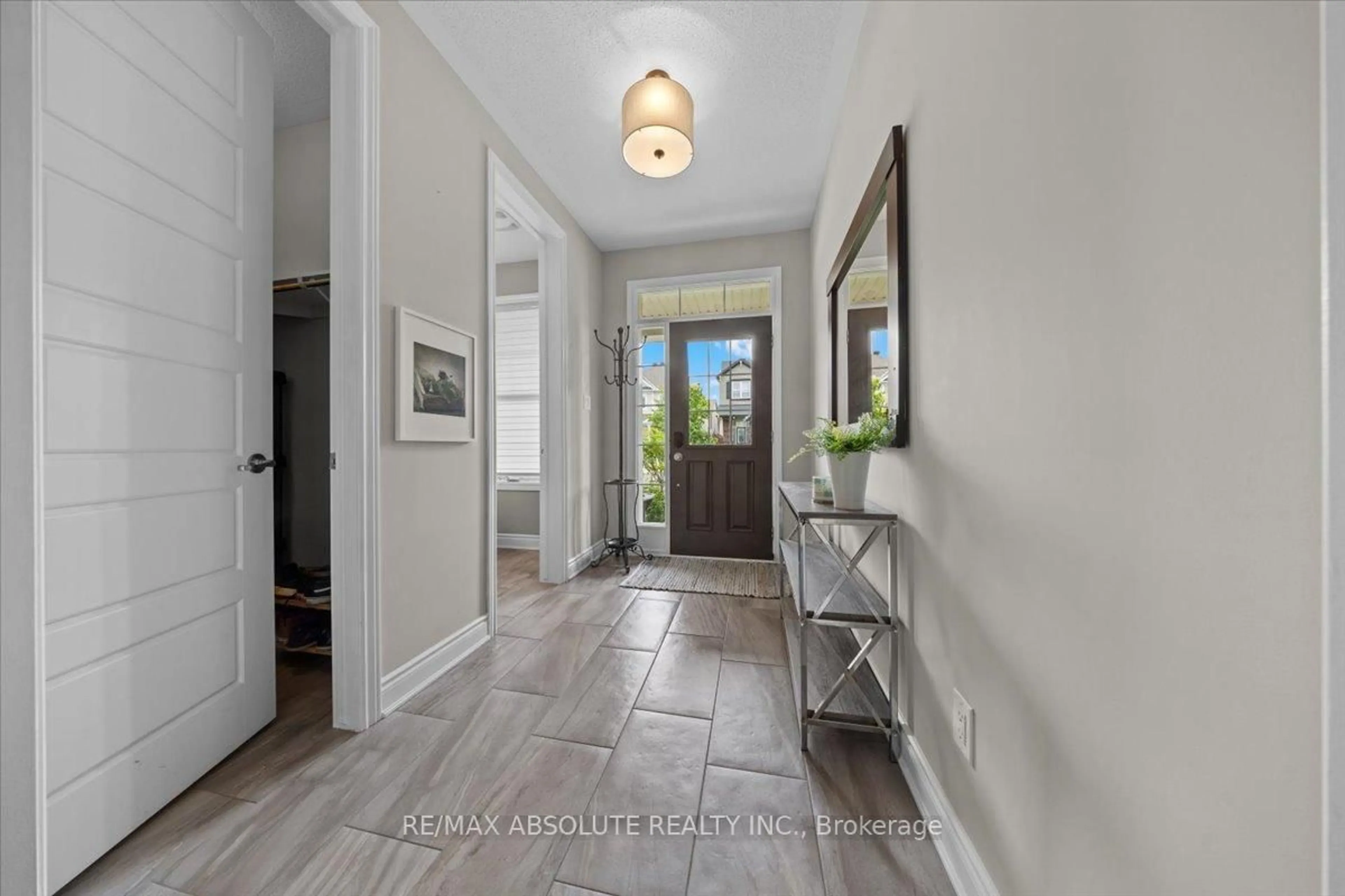 Indoor entryway for 778 Rosehill Ave, Ottawa Ontario K2S 1B9