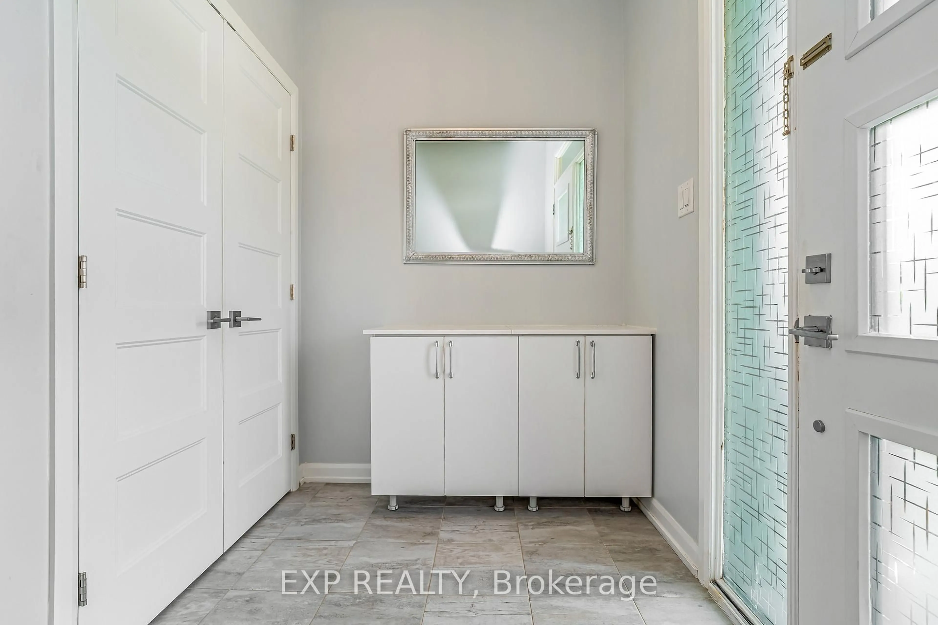 Indoor entryway for 1153 Diamond St, Clarence-Rockland Ontario K4K 0L9