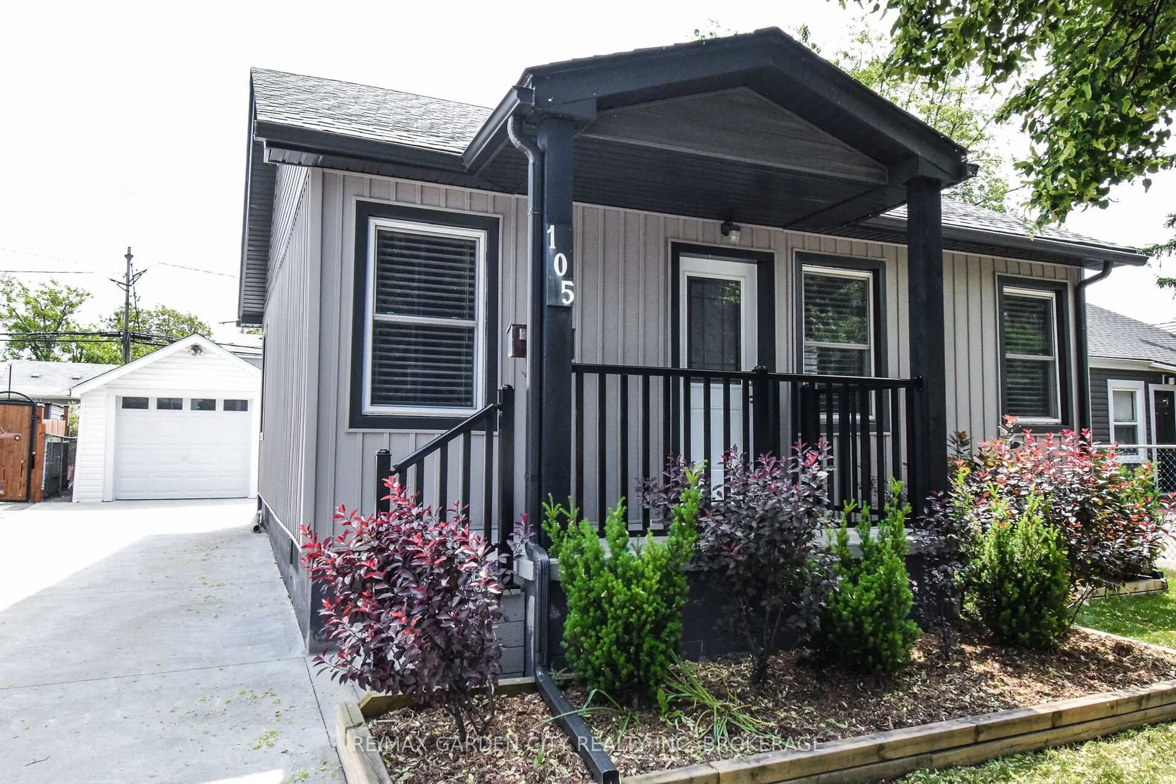 Home with vinyl exterior material, street for 105 MCARTHUR Ave, Welland Ontario L3B 2J6