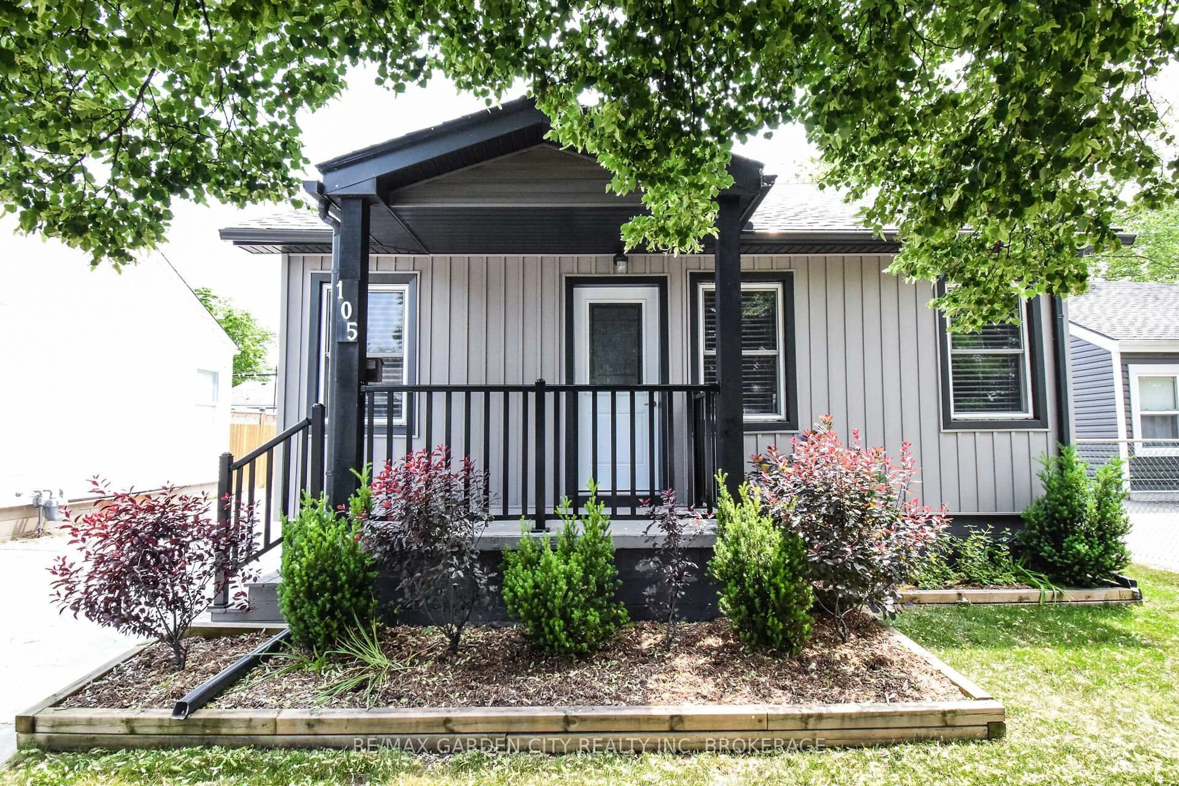 Home with vinyl exterior material, street for 105 MCARTHUR Ave, Welland Ontario L3B 2J6