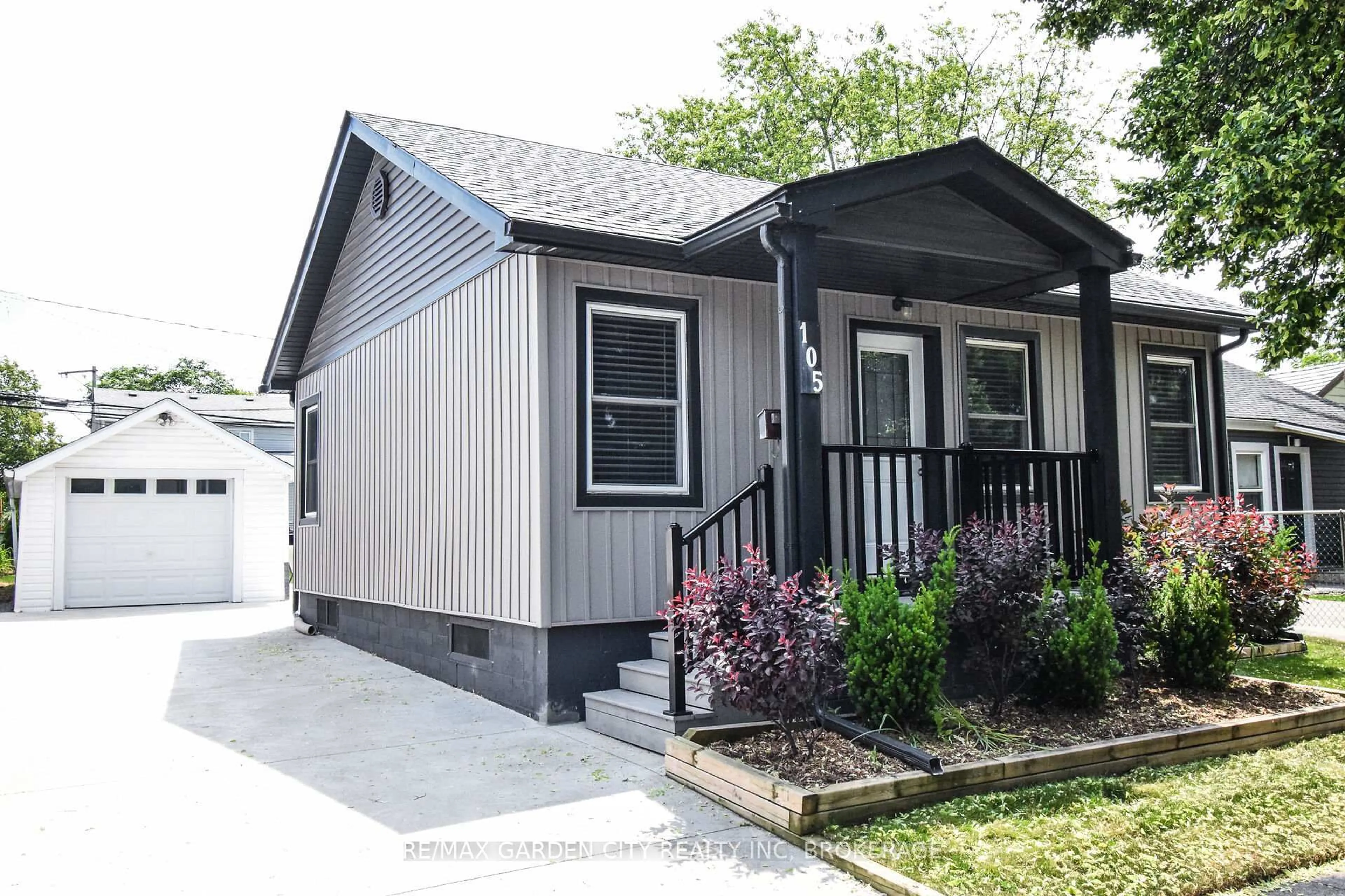 Home with vinyl exterior material, street for 105 MCARTHUR Ave, Welland Ontario L3B 2J6