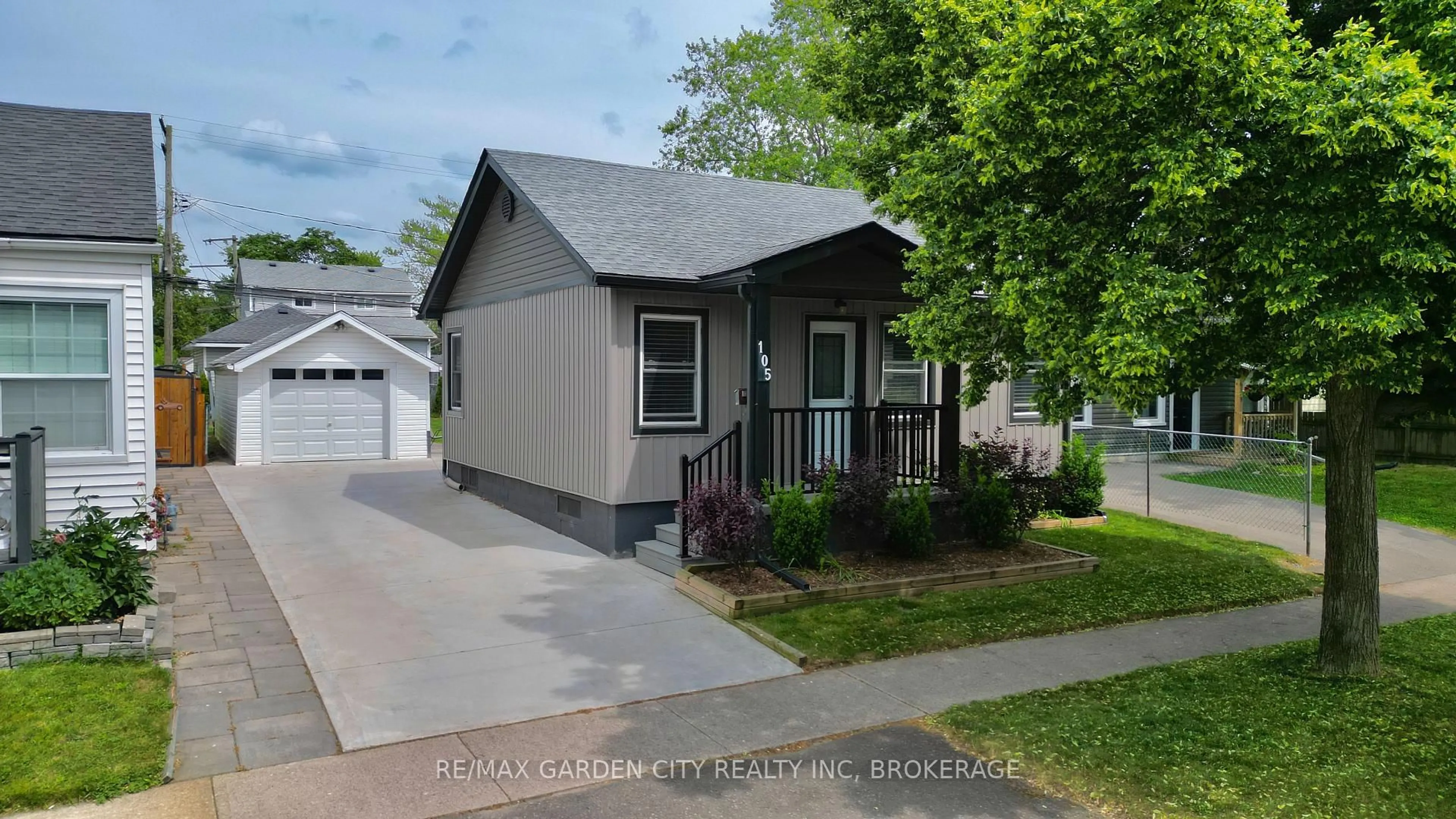Home with vinyl exterior material, street for 105 MCARTHUR Ave, Welland Ontario L3B 2J6