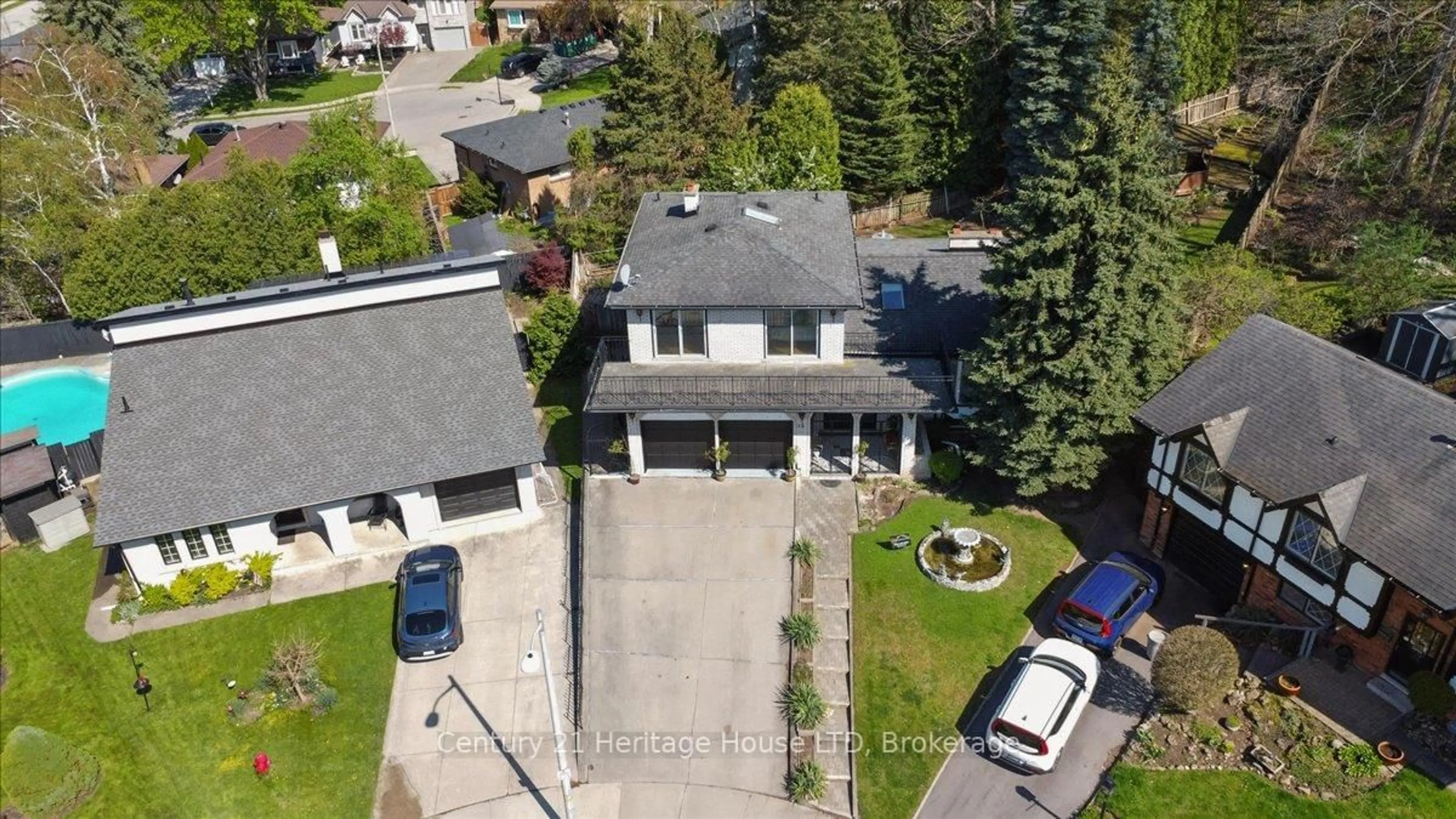 A pic from outside/outdoor area/front of a property/back of a property/a pic from drone, street for 38 Palm Crt, Hamilton Ontario L8G 2T7