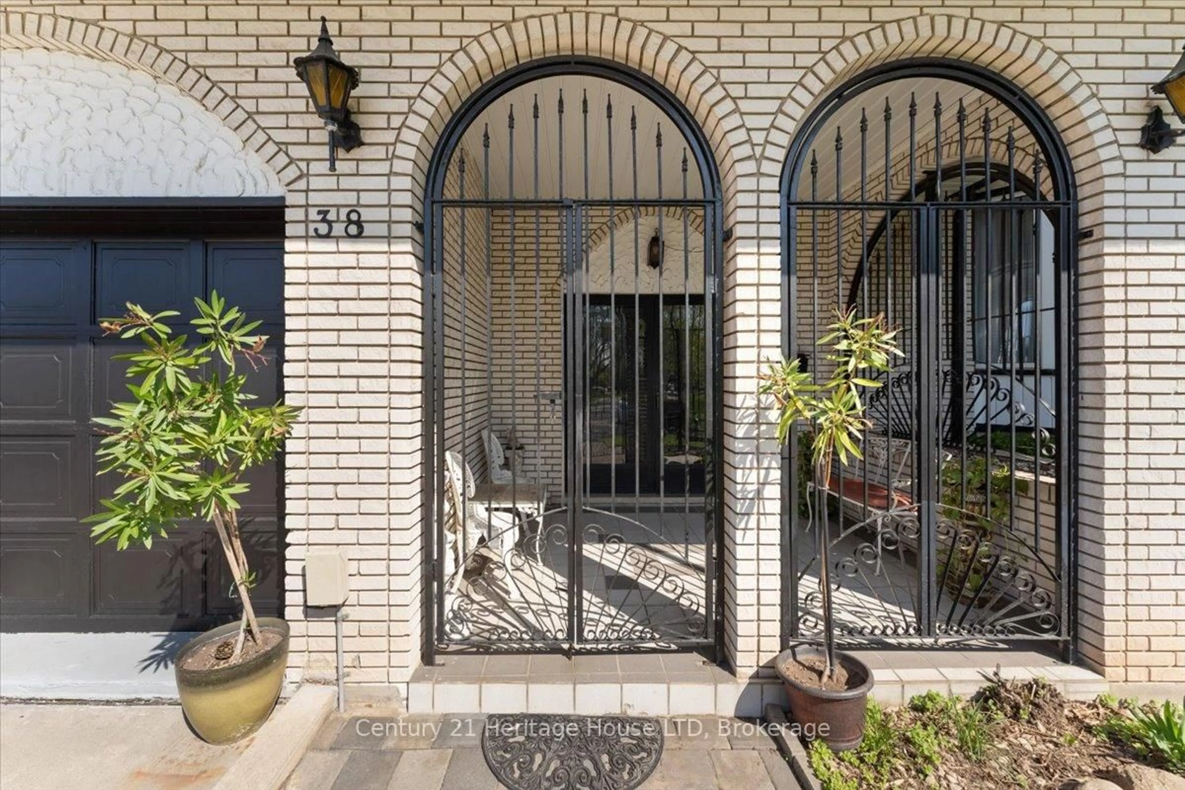 Unknown for 38 Palm Crt, Hamilton Ontario L8G 2T7