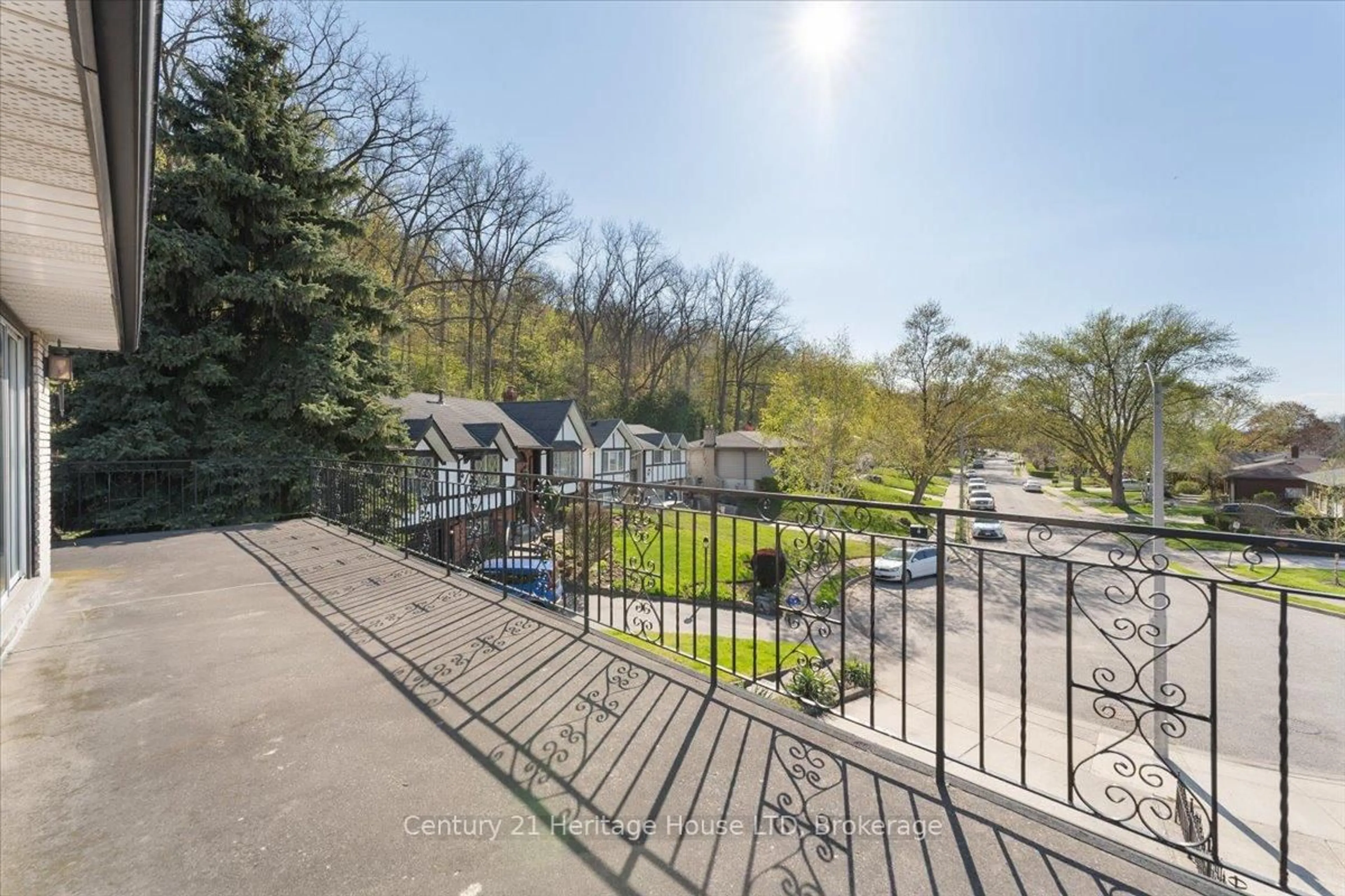 A pic from outside/outdoor area/front of a property/back of a property/a pic from drone, unknown for 38 Palm Crt, Hamilton Ontario L8G 2T7